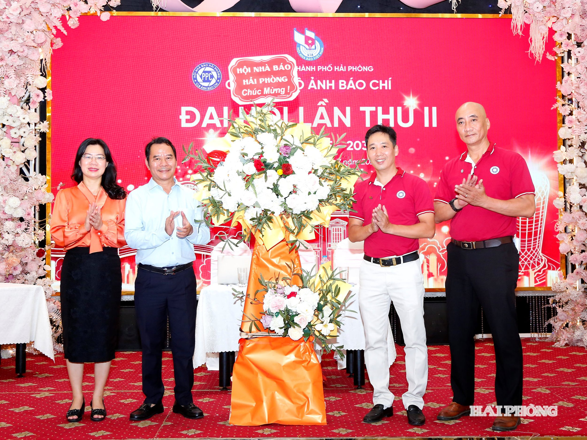 Lãnh đạo Hội nhà báo Hải Phòng tặng hoa chúc mừng Đại hội CLB Ảnh báo chí nhiệm kỳ 2026-2030