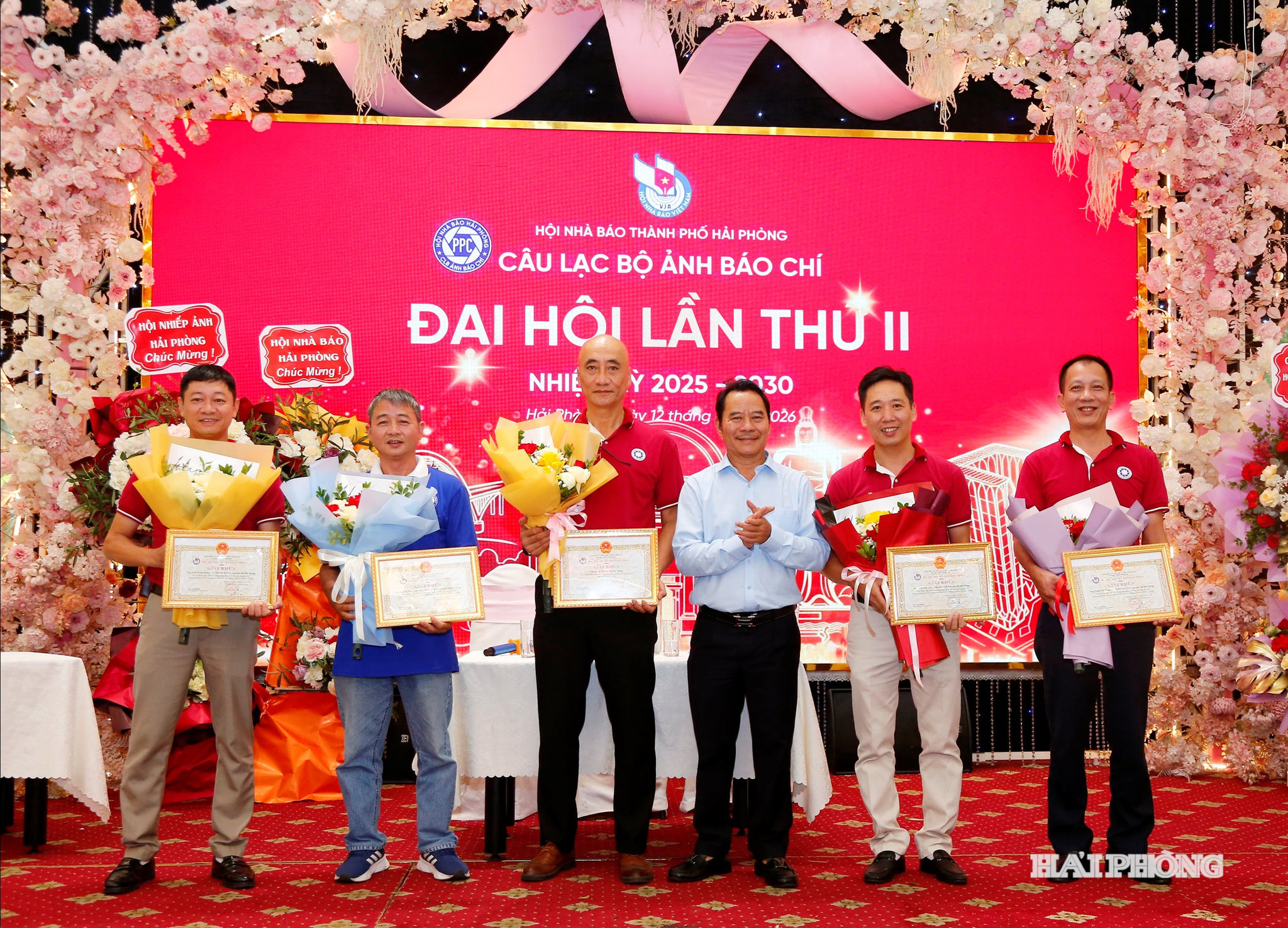 Đồng chí Nguyễn Anh Tú, Chủ tịch Hội nhà báo thành phố khen thưởng các hội viên có thành tích xuất sắc trong công tác hội nhiệm kỳ.