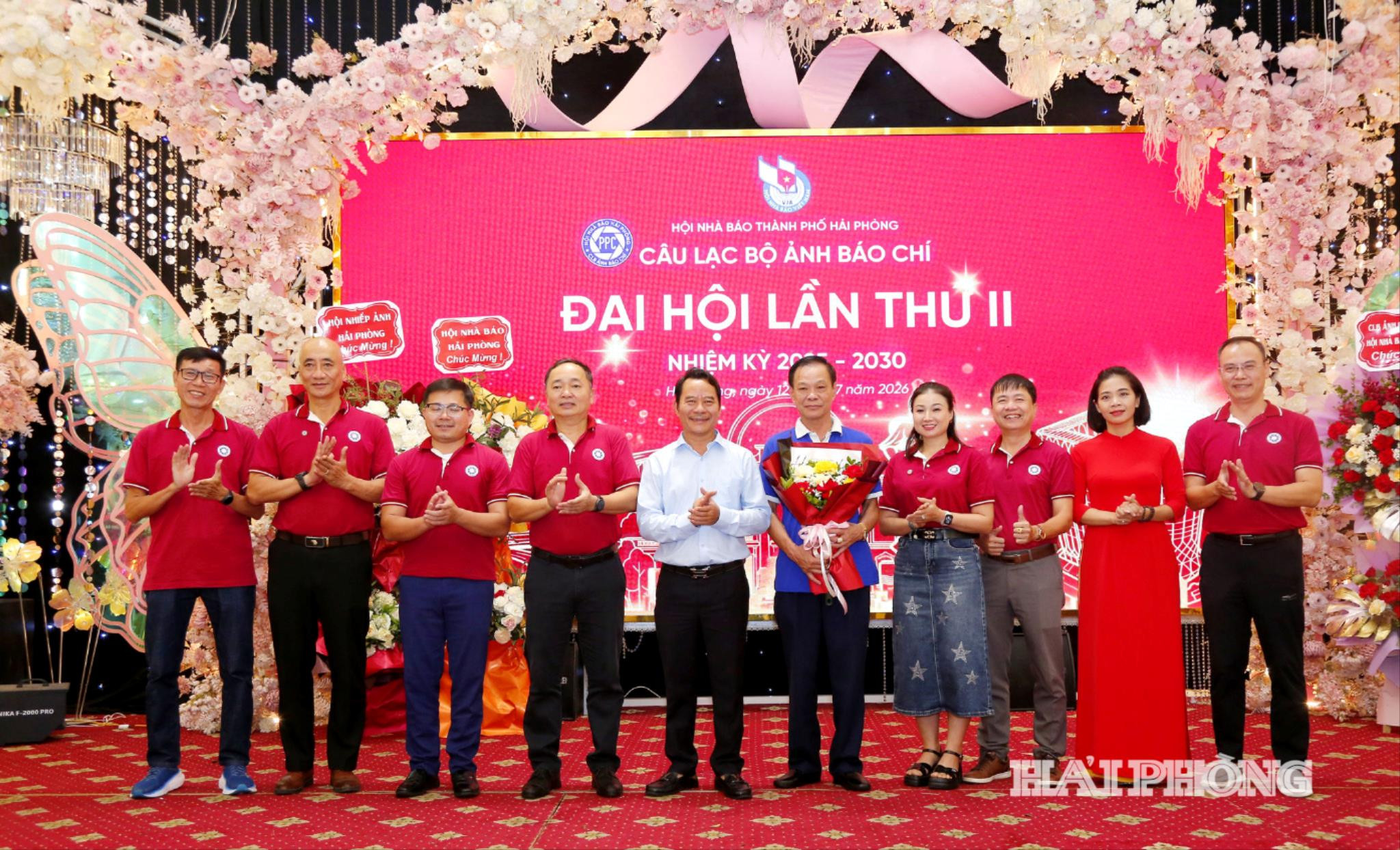 Đồng chí Nguyễn Anh Tú, Chủ tịch Hội nhà báo Hải Phòng tặng hoa chúc mừng Ban chấp hành CLB Ảnh báo chí Hải Phòng nhiệm kỳ mới