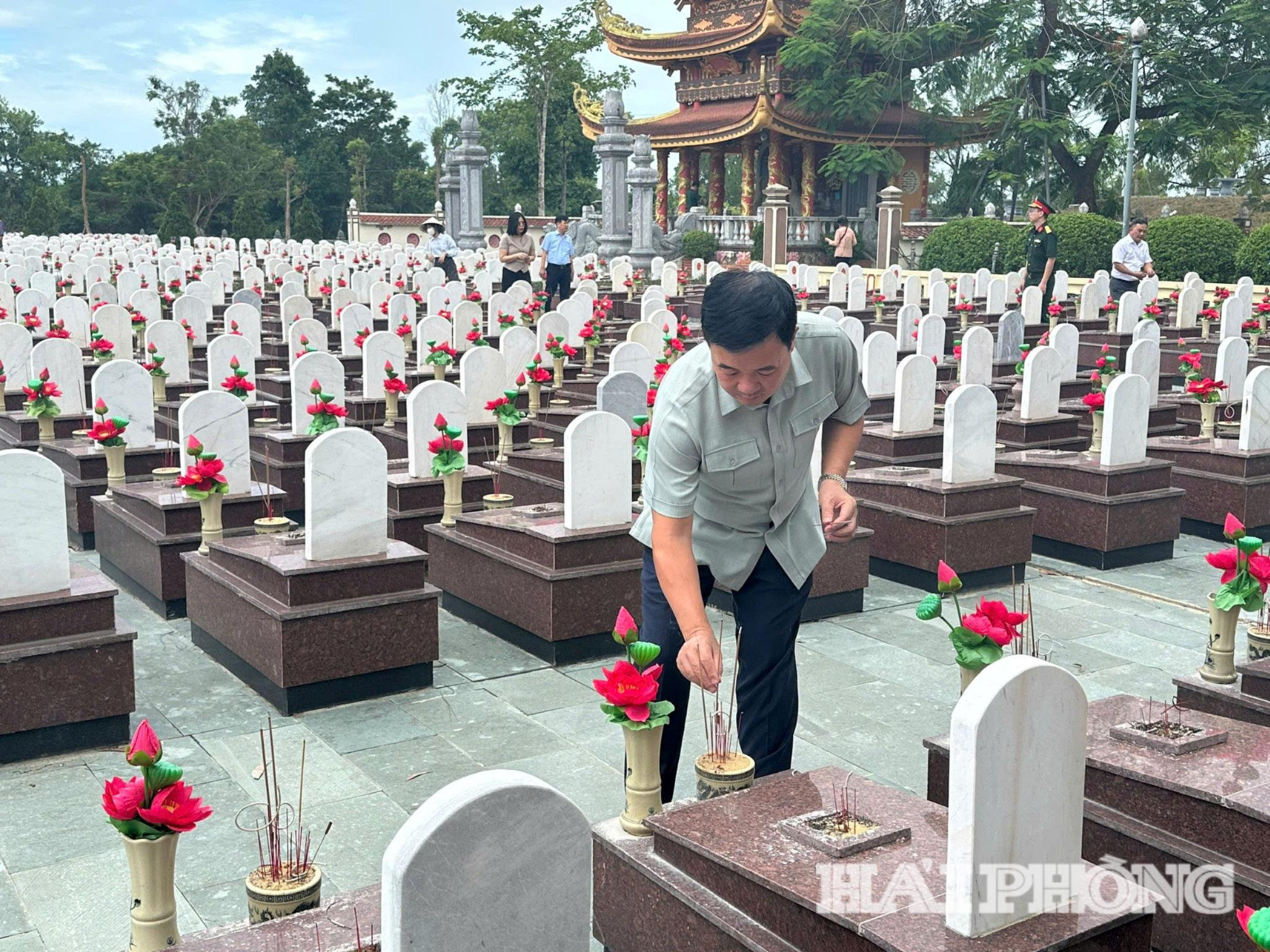 thap-huong-tai-nghia-trang(2).jpg