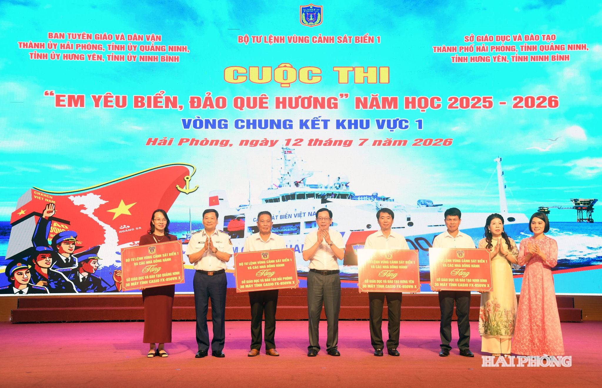 Thiếu tướng Trần Văn Xuân và các nhà đồng hành tặng máy tính Casio cho ngành Giáo dục 4 tỉnh, thành phố