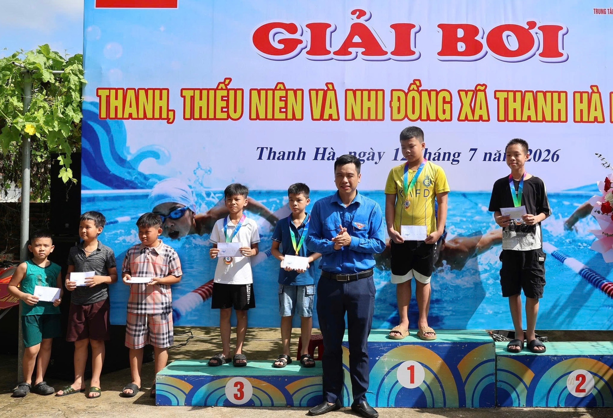 trao-giai-0b69f42412969cbe419e7cfa58169603.jpg