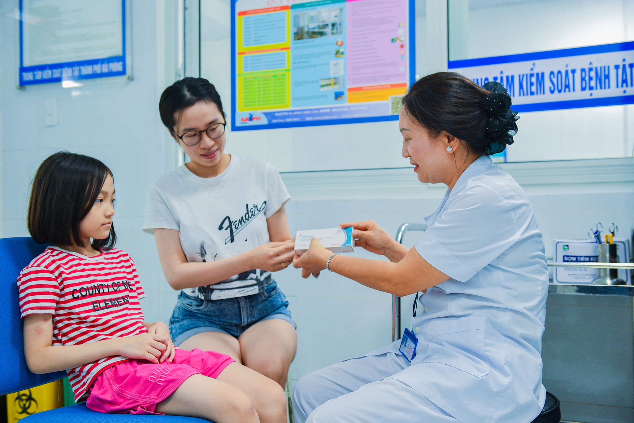 Khoa phòng, chống bệnh truyền nhiễm Trung tâm Kiểm soát bệnh tật cơ sở 2 Hải Phòng tư vấn cho gia đình tiêm phòng để phòng, chống bệnh sốt xuất huyết.