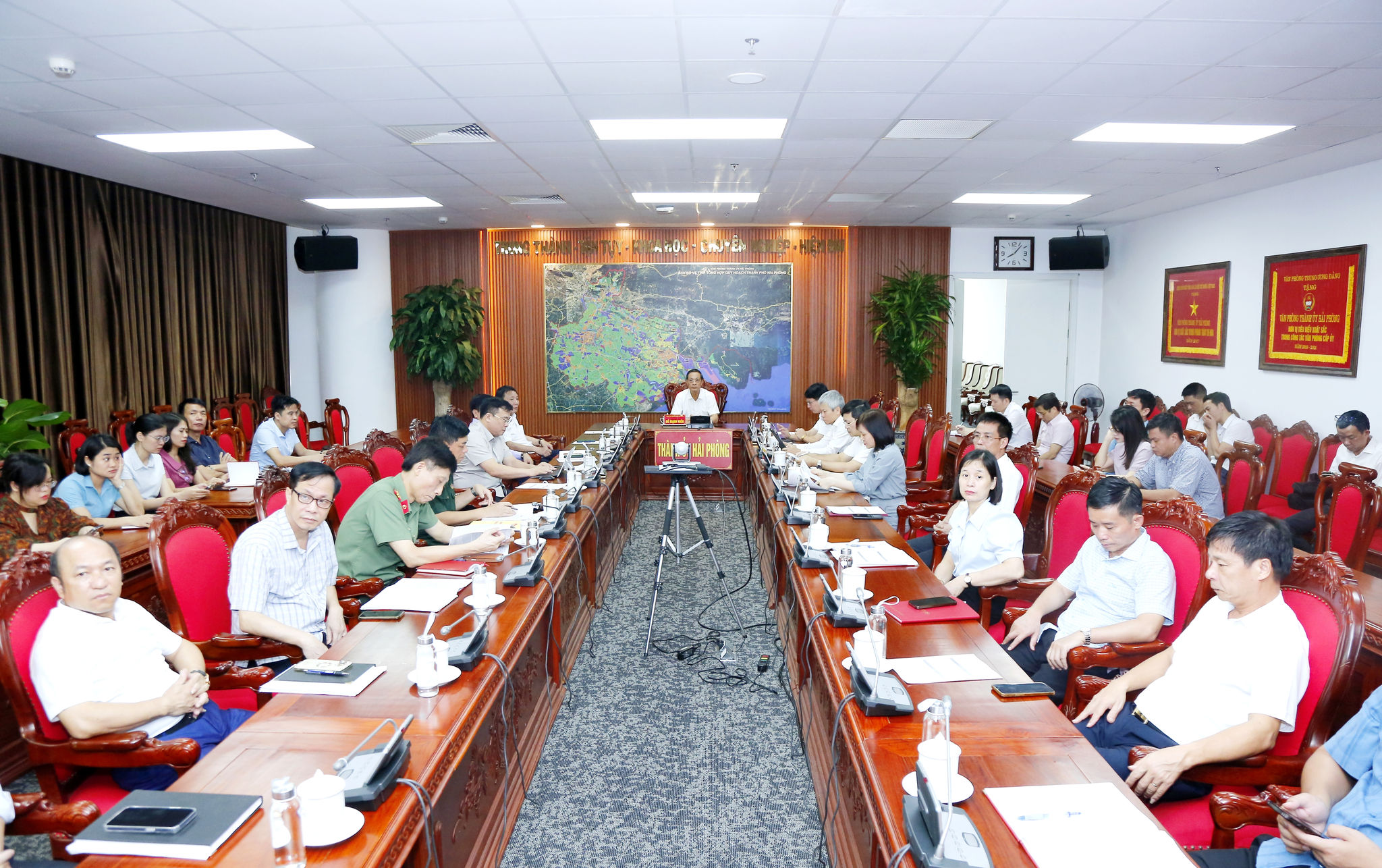 Đồng chí Đỗ Mạnh Hiến, Phó Bí thư Thường trực Thành ủy cùng các đại biểu dự Hội nghị trực tuyến sơ kết 6 tháng đầu năm của Ngành Nội chính Đảng và hoạt động của Ban chỉ đạo phòng chống tham nhũng, lãng phí, tiêu cực của Ngành Nội chính Đảng tại điểm cầu thành phố Hải Phòng.