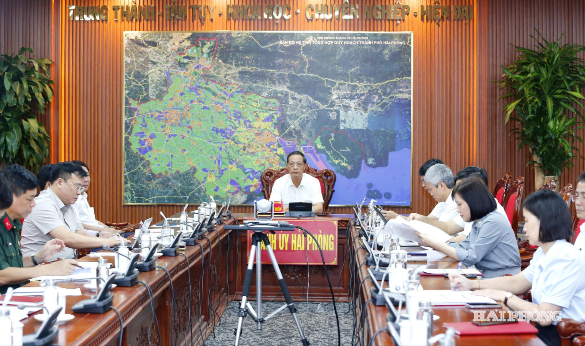 Đồng chí Đỗ Mạnh Hiến, Phó Bí thư Thường trực Thành ủy cùng các đại biểu dự Hội nghị trực tuyến sơ kết 6 tháng đầu năm của Ngành Nội chính Đảng và hoạt động của Ban chỉ đạo phòng chống tham nhũng, lãng phí, tiêu cực của Ngành Nội chính Đảng tại điểm cầu thành phố Hải Phòng.