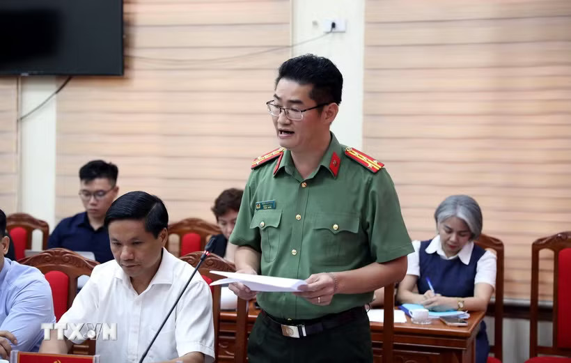 ĐạI diện lãnh đạo Công an tỉnh Tuyên Quang thông tin với báo chí tại cuộc họp báo chiều 9/7. (Ảnh: Quang Cường/TTXVN)