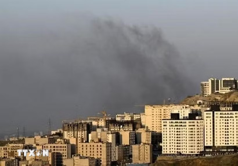 Khói bốc lên từ địa điểm ở Tehran, Iran sau các cuộc không kích ngày 5/4/2026. (Ảnh: Kyodo/TTXVN phát)