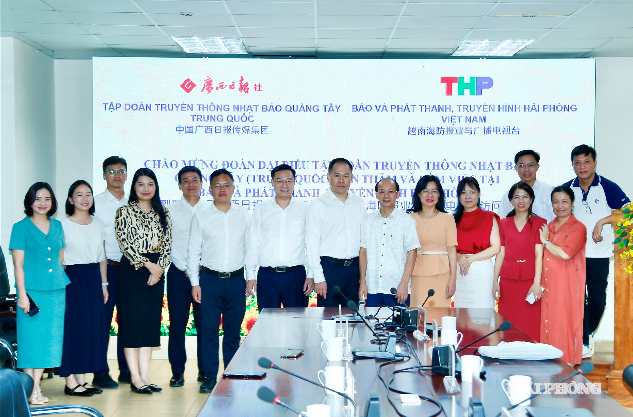 Đoàn công tăc của Tập đoàn truyền thông Nhật Báo Quảng Tây (Trung Quốc) cùng lãnh đạo, cán bộ Báo và Phát thanh, Truyền hình Hải Phòng chụp ảnh lưu niệm.