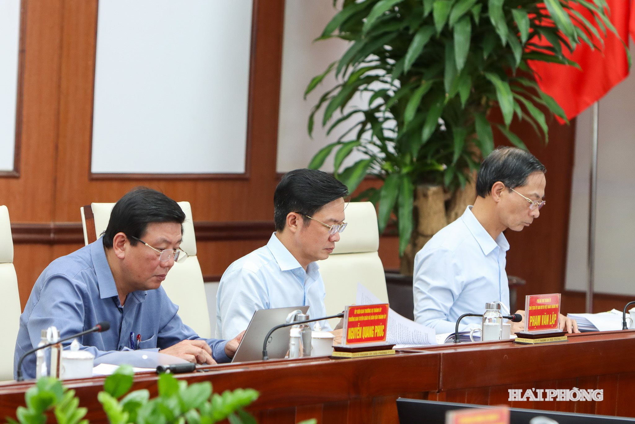 Các đồng chí: Đỗ Mạnh Hiến, Phó Bí thư Thường trực Thành ủy; Phạm Văn Lập, Phó Bí thư Thành ủy, Chủ tịch Ủy ban MTTQ Việt Nam thành phố dự họp