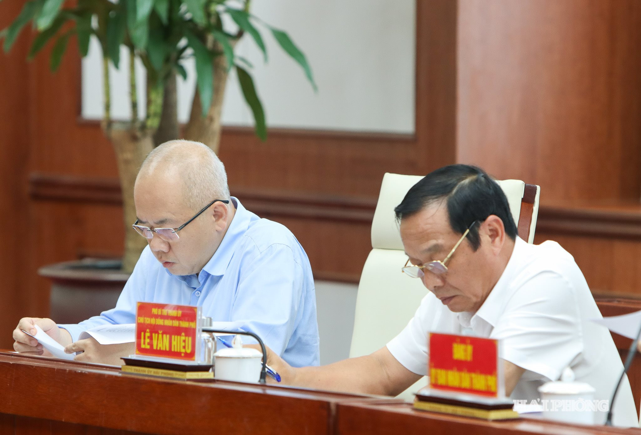 Các đồng chí Phó Bí thư Thành ủy: Đỗ Thành Trung, Chủ tịch UBND thành phố; Lê Văn Hiệu, Chủ tịch HĐND thành phố dự cuộc họp