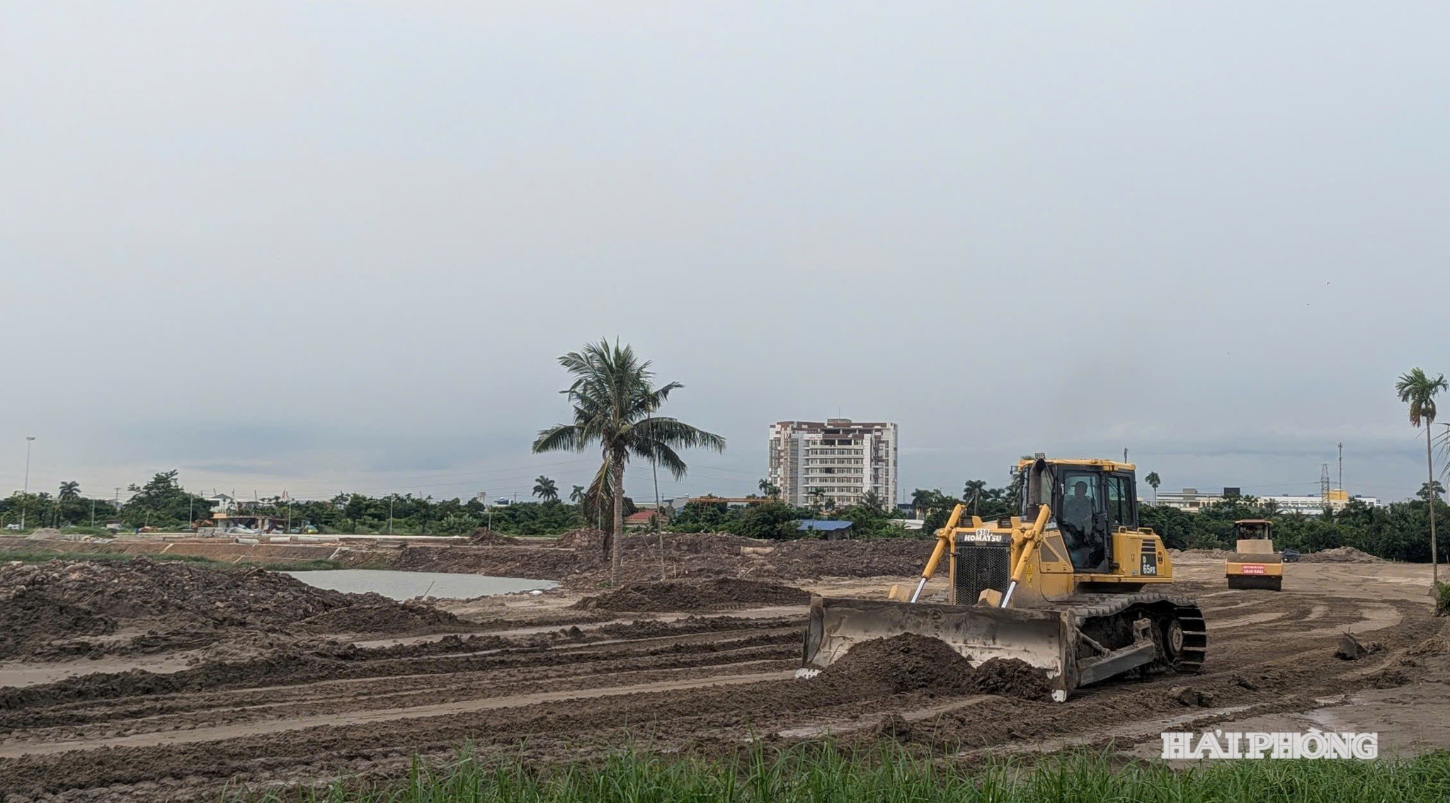 Thi công dự án công viên cây xanh 22 ha (giai đoạn 1) tại phường An Hải. Ảnh: Minh Châm