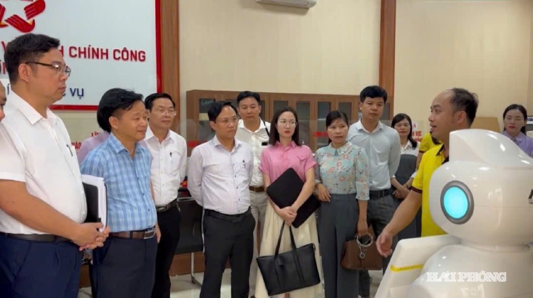 Nhiều địa phương đưa robot thông minh, ứng dụng AI để giảm áp lực cho đội ngũ công chức.