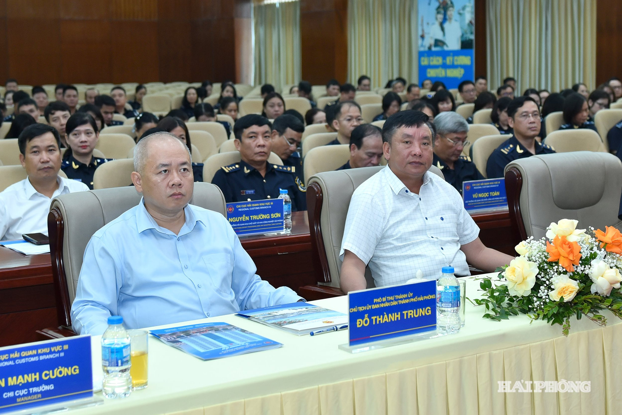 Đồng chí Đỗ Thành Trung, Phó Bí thư Thành uỷ, Chủ tịch UBND thành phố cùng các đại biểu dự hội nghị.