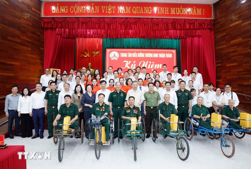 Tổng Bí thư, Chủ tịch nước Tô Lâm và đại biểu với cán bộ và thương binh, bệnh binh tại Trung tâm Điều dưỡng thương binh Thuận Thành. (Ảnh: Thống Nhất/TTXVN) ttxvn-tong-bi-thu-chu-tich-nuoc-tham-trung-tam-dieu-duong-thuong-binh-thuan-thanh-2.jpg