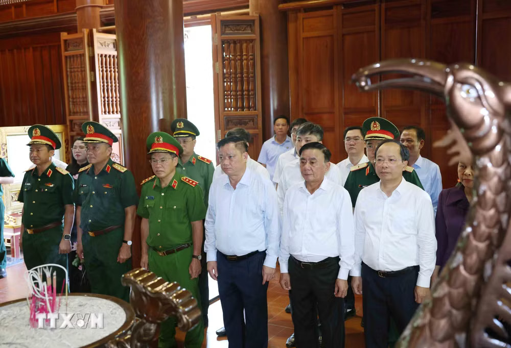 ttxvn-thuong-truc-ban-bi-thu-tran-cam-tu-dang-huong-tai-khu-di-tich-quoc-gia-dac-biet-kim-lien-tang-qua-nguoi-co-cong-tinh-nghe-an.jpg