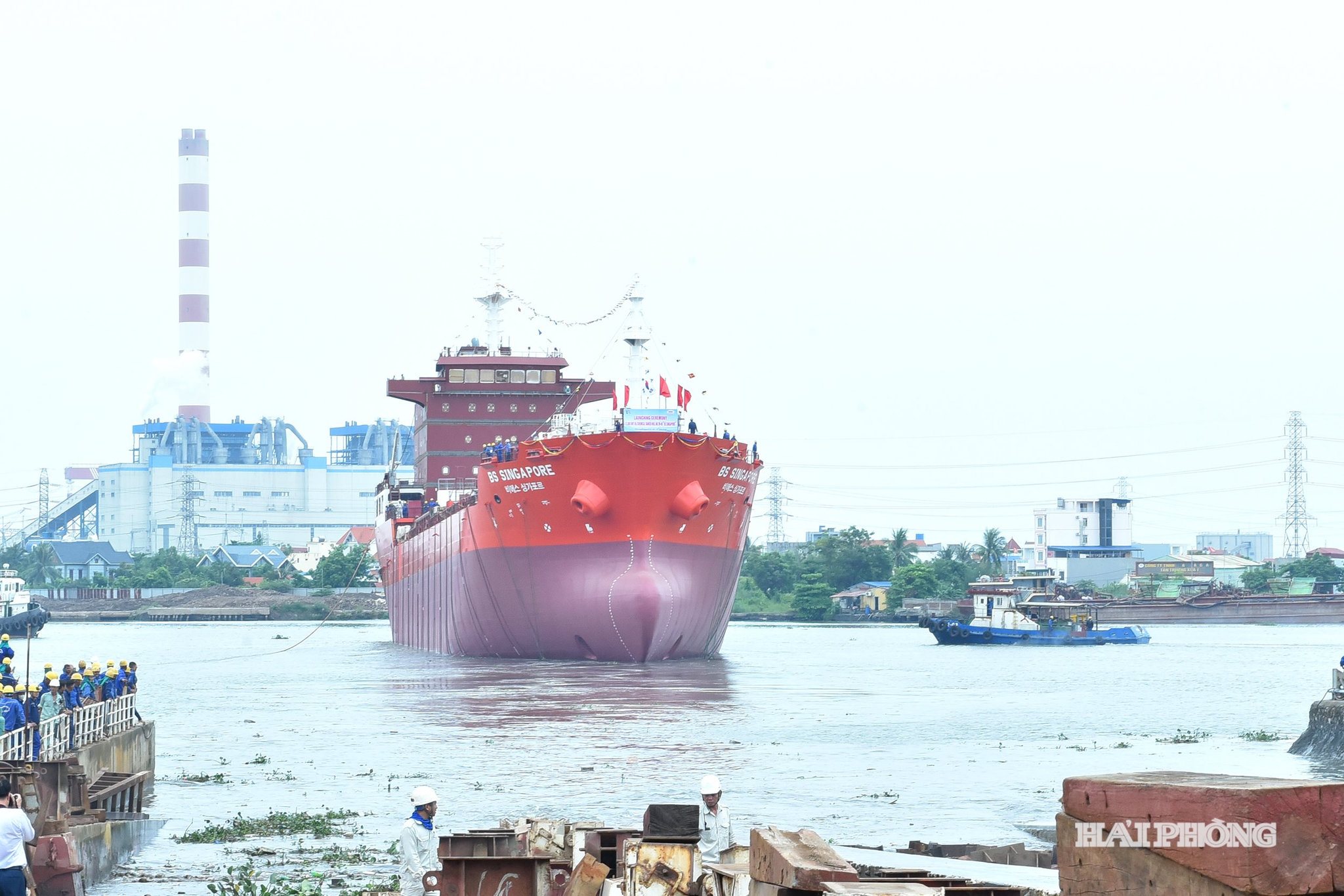 Tàu BS Singapore hạ thuỷ xuống nước an toàn.
