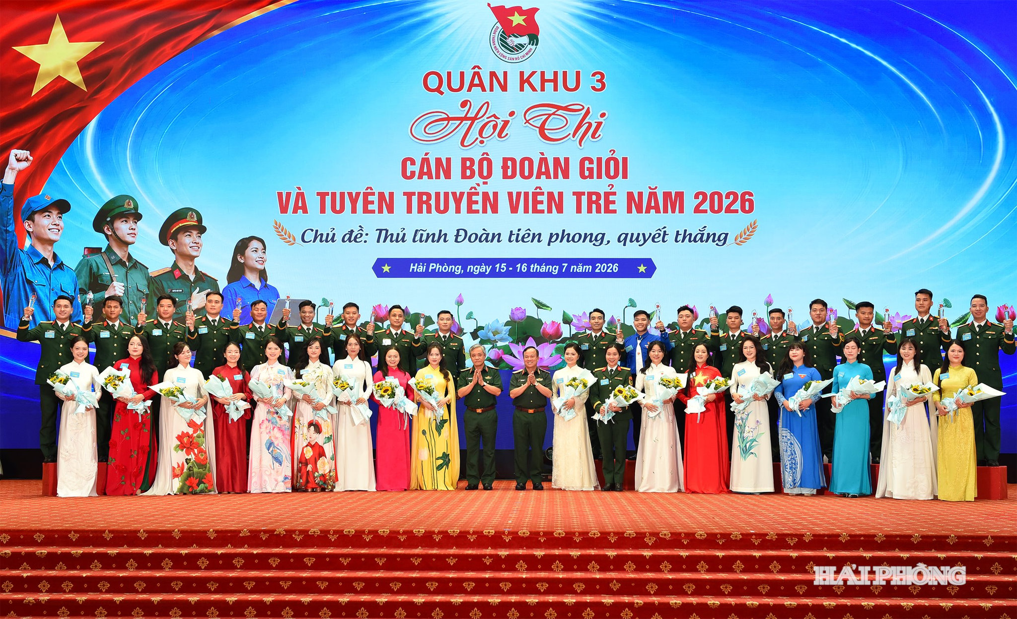 Ban tổ chức trao hoa, quà lưu niệm tặng đại diện các đội dự thi.