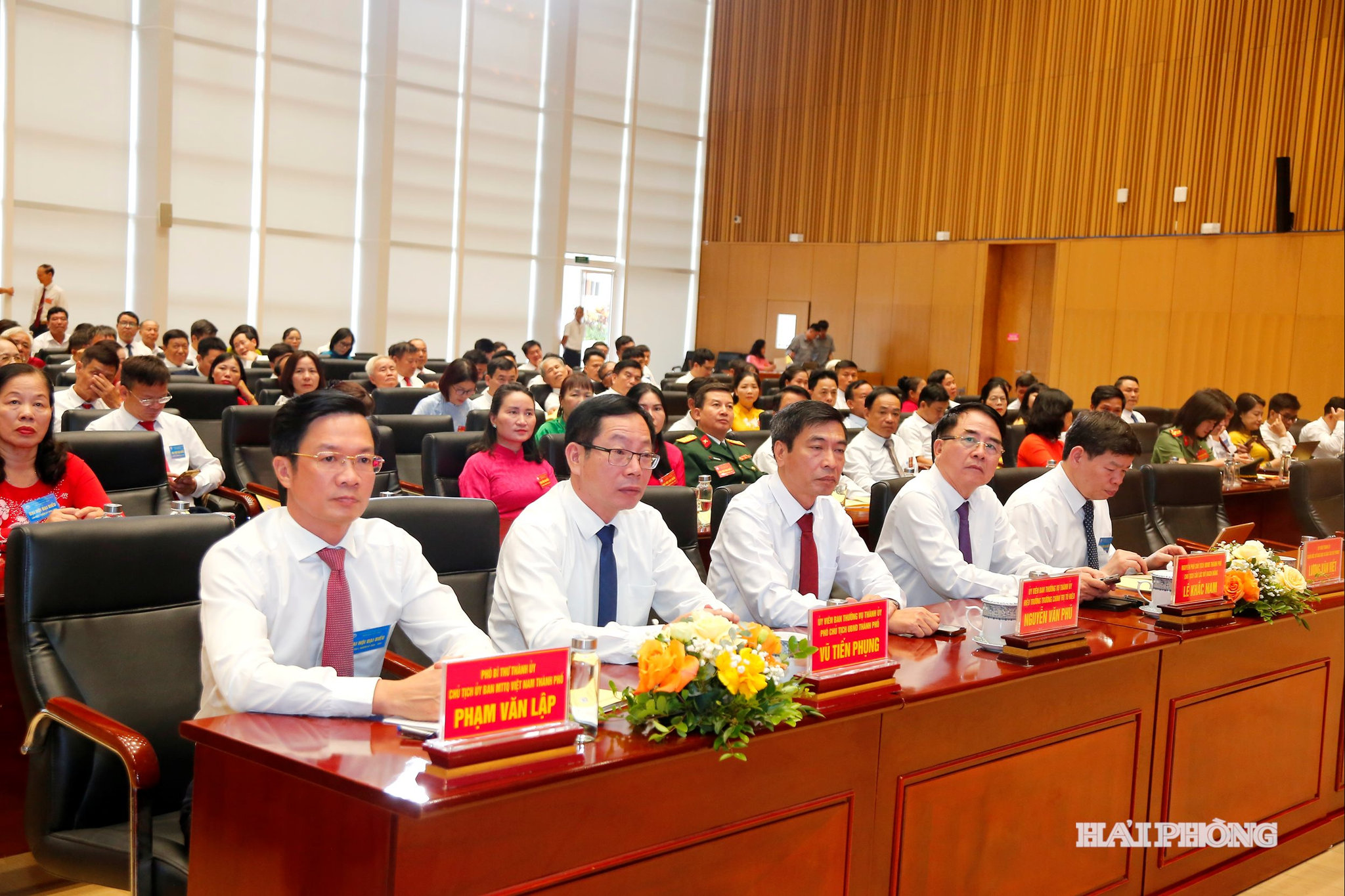 Các đại biểu tới dự