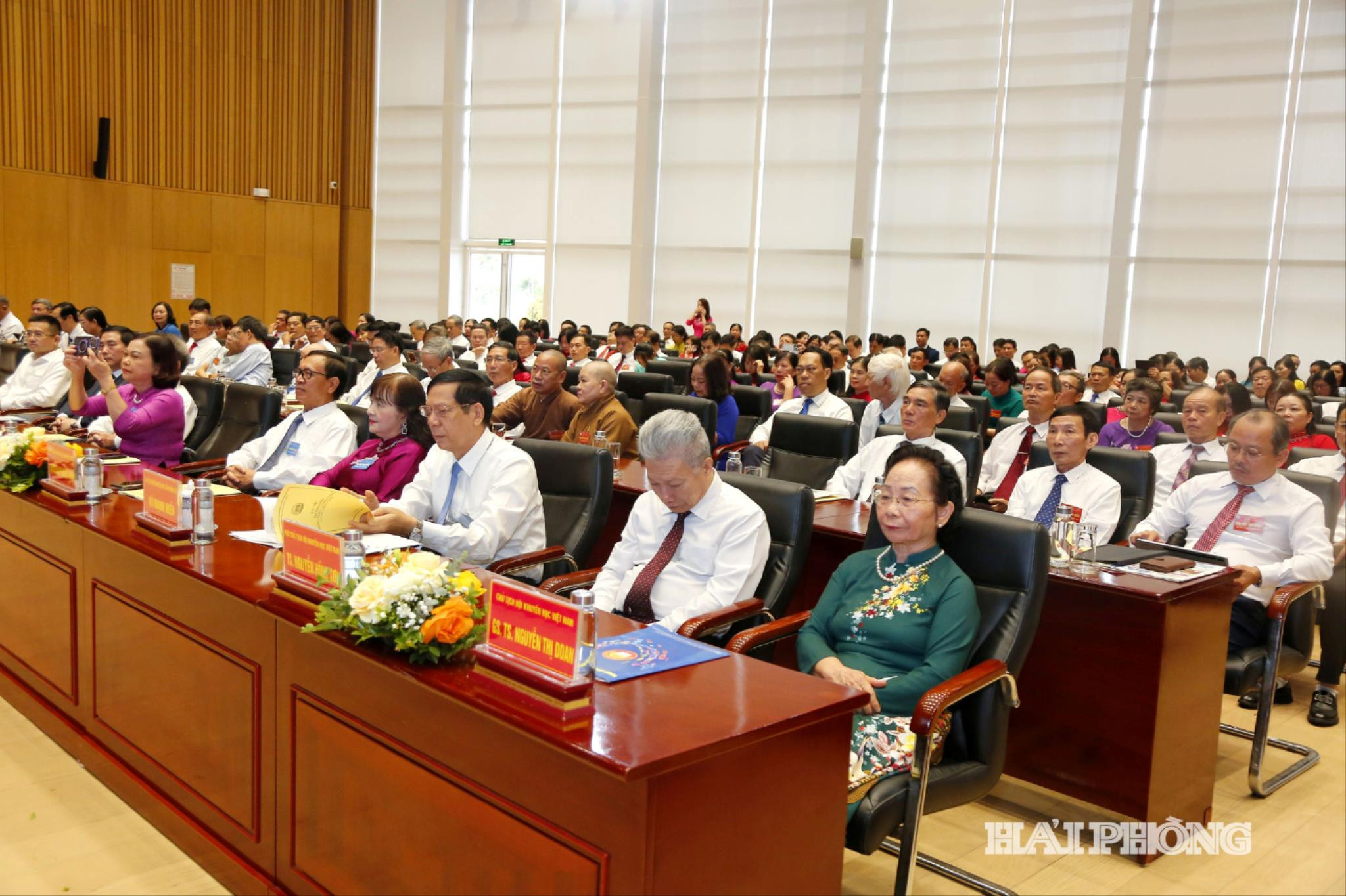 Các đại biểu tới dự