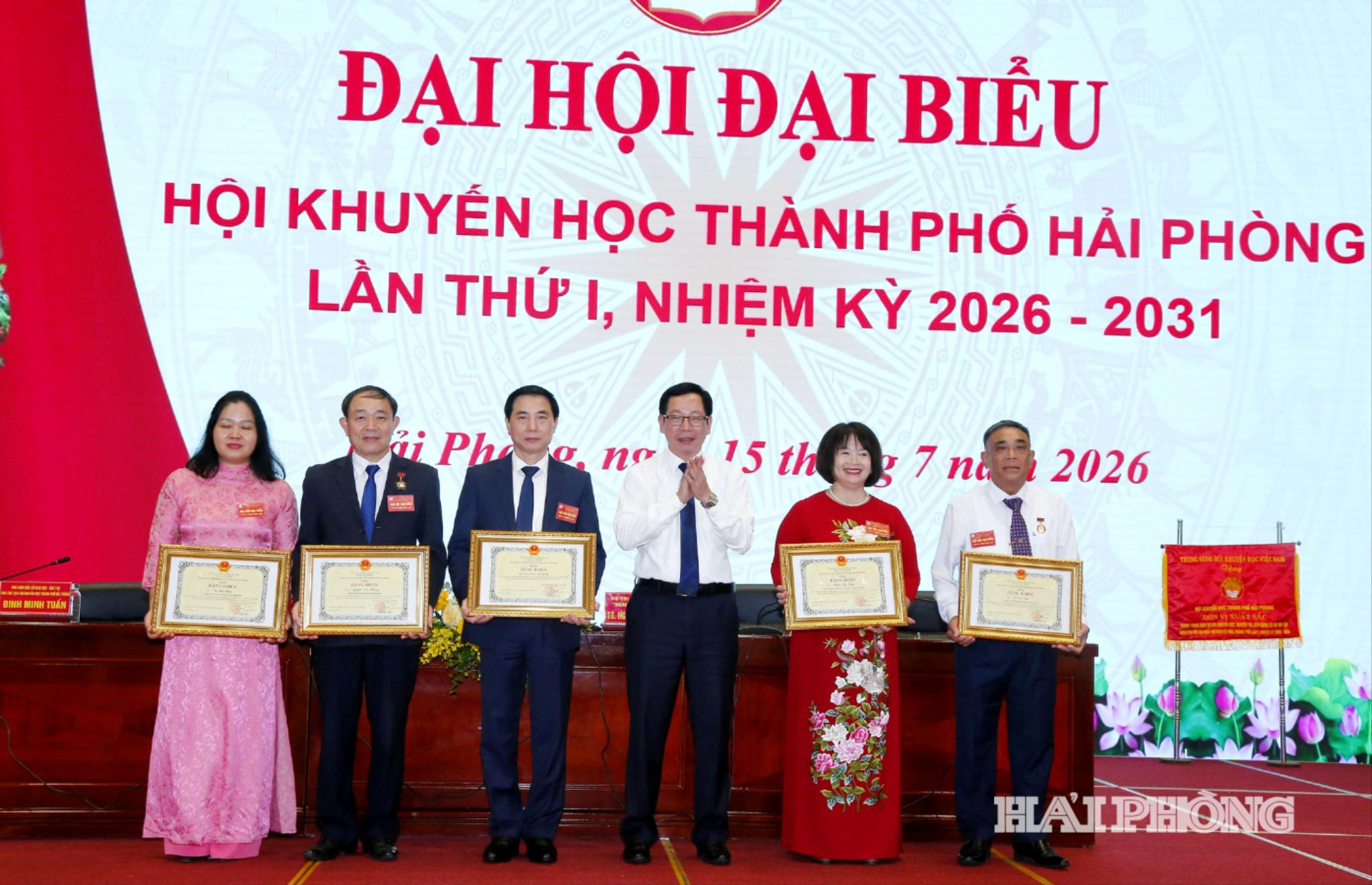 Đồng chí Vũ Tiến Phụng, Phó chủ tịch UBND thành phố trao Bằng khen tặng các cá nhân có thành tích cao trong công tác Hội