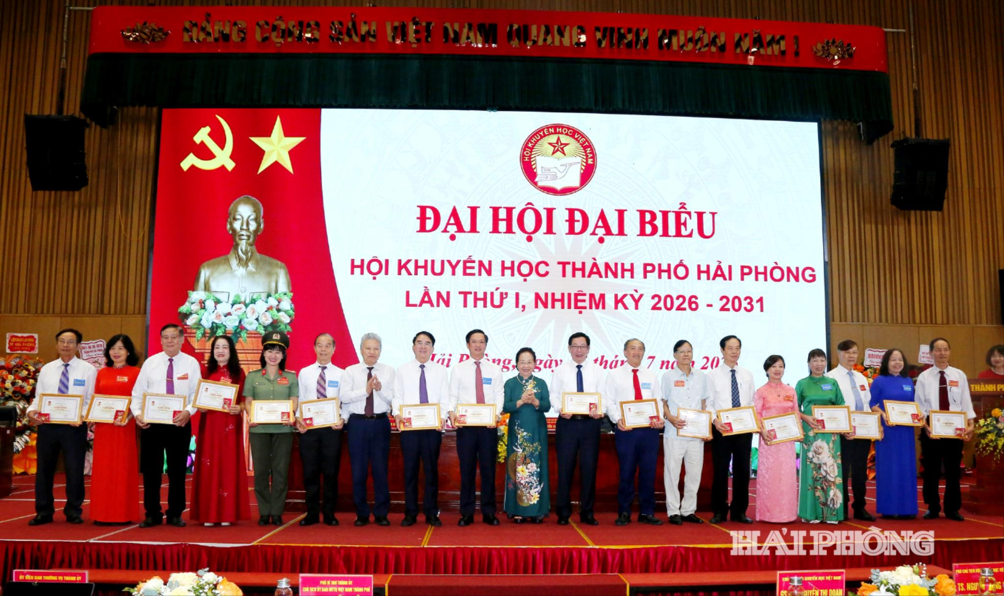 Nguyên Phó ủy viên BCH Trung ương Đảng, nguyên Phó chủ tịch nước, Chủ tịch Hội Khuyến học Việt Nam Nguyễn Thị Doan trao kỷ niệm chương tặng các cá nhân có nhiều đóng góp với Hội Khuyến học
