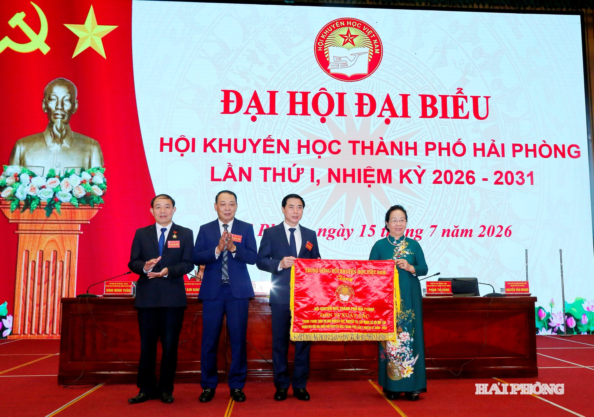 Nguyên Phó ủy viên BCH Trung ương Đảng, nguyên Phó chủ tịch nước, Chủ tịch Hội Khuyến học Việt Nam Nguyễn Thị Doan trao cờ thi đua tặng Hội Khuyến học thành phố