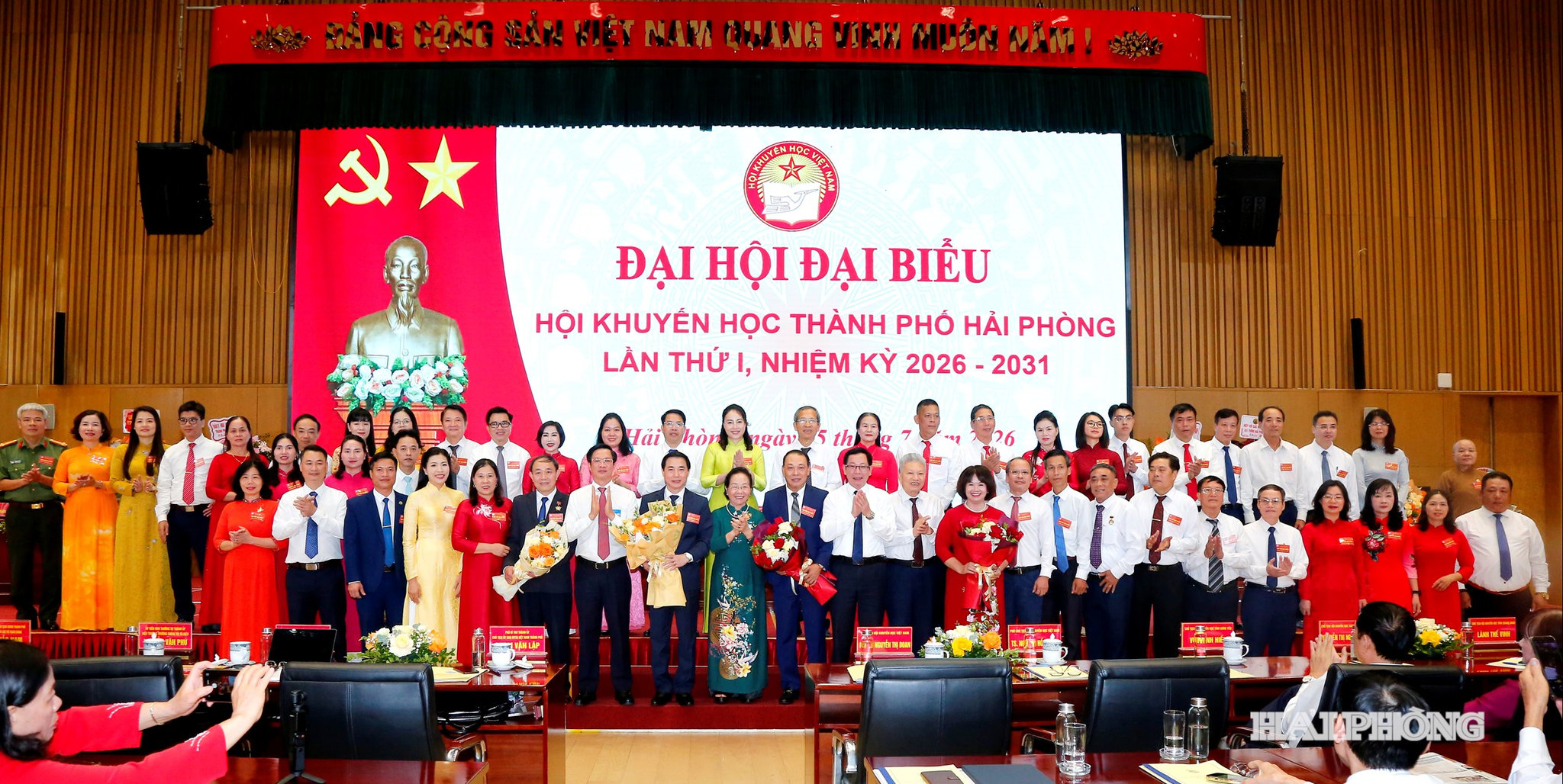 Các lãnh đạo Trung ương và thành phố tặng hoa chúc mừng Ban chấp hành Hội Khuyến học Hải Phòng nhiệm kỳ mới