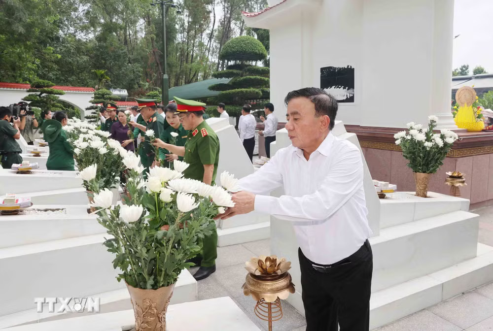 ttxvn-thuong-truc-ban-bi-thu-tran-cam-tu-dang-huong-tai-khu-di-tich-quoc-gia-dac-biet-kim-lien-tang-qua-nguoi-co-cong-tinh-nghe-an13.jpg