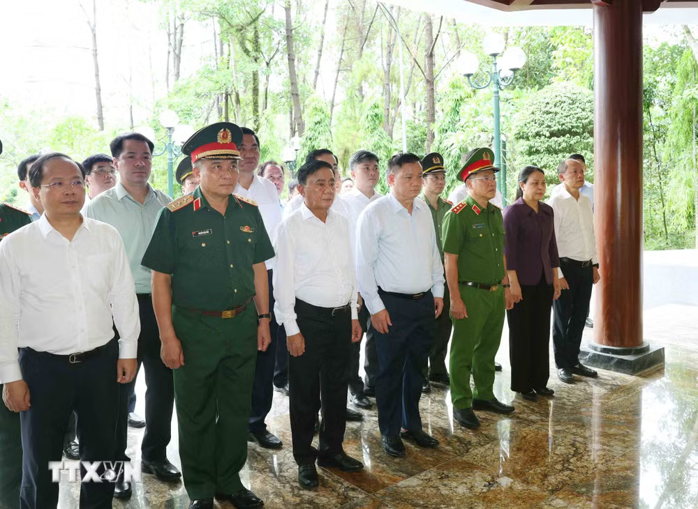 ttxvn-thuong-truc-ban-bi-thu-tran-cam-tu-dang-huong-tai-khu-di-tich-quoc-gia-dac-biet-kim-lien-tang-qua-nguoi-co-cong-tinh-nghe-an17.jpg