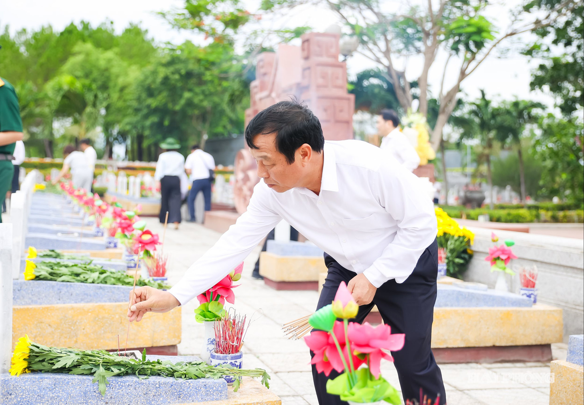 Đồng chí Lê Văn Hiệu, Phó Bí thư Thành ủy, Chủ tịch HĐND thành phố thắp hương tri ân các anh hùng liệt sĩ