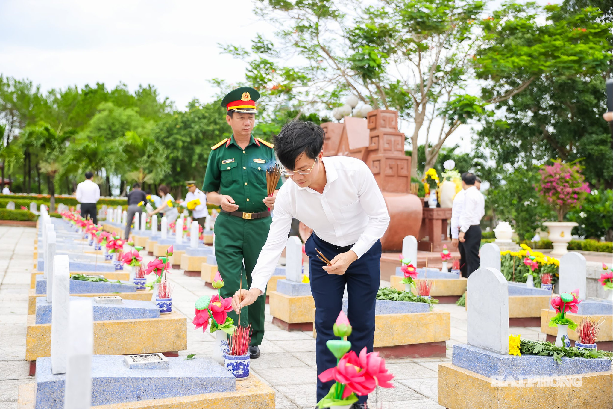 Đồng chí Phạm Văn Lập, Phó Bí thư Thành ủy, Chủ tịch Ủy ban MTTQ Việt Nam thành phố thắp hương tri ân các liệt sĩ