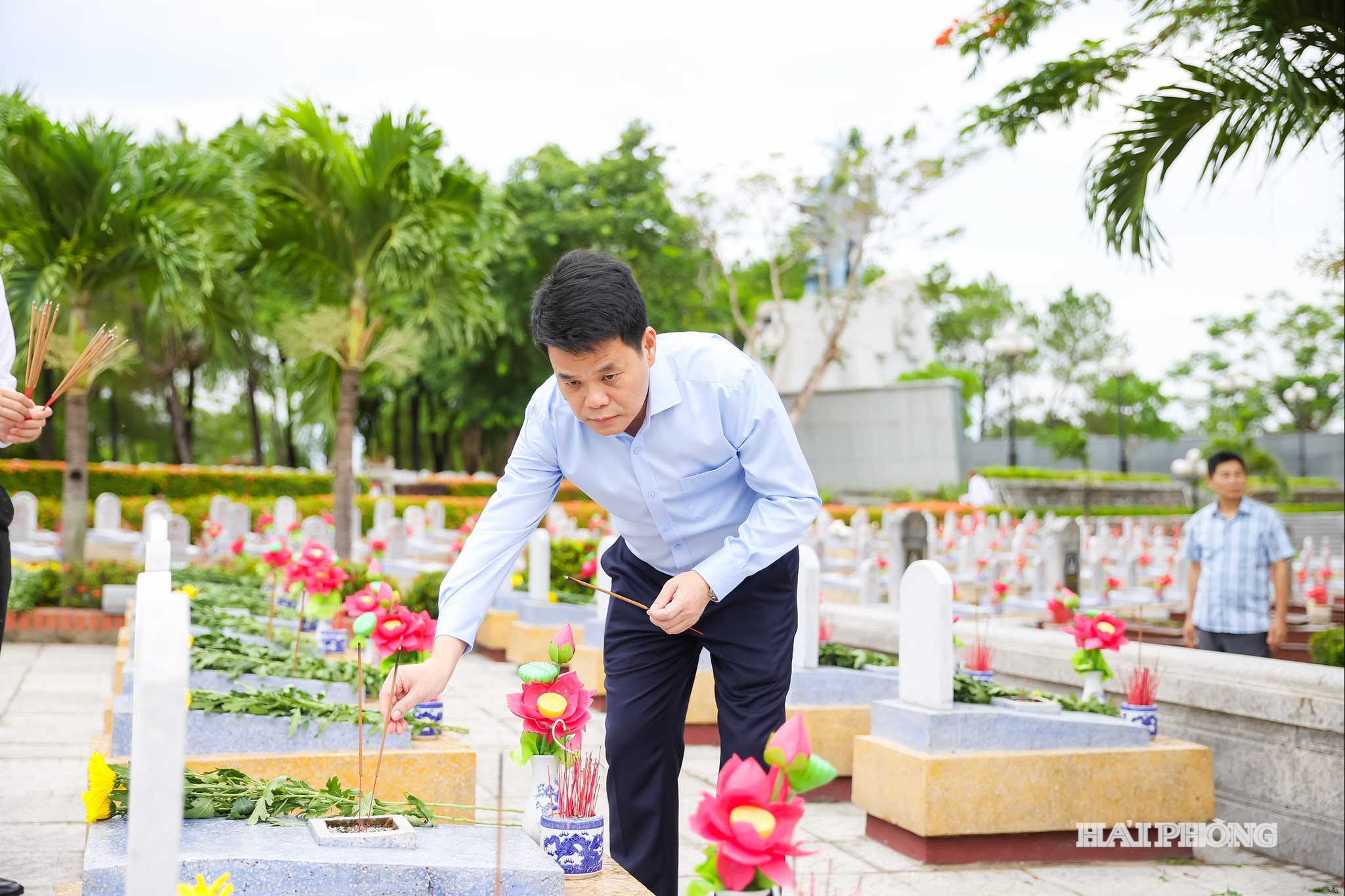 Đồng chí Lê Ngọc Châu, Ủy viên Trung ương Đảng, Bí thư Thành ủy, Trưởng Đoàn đại biểu Quốc hội thành phố thắp hương tưởng nhớ các liệt sĩ
