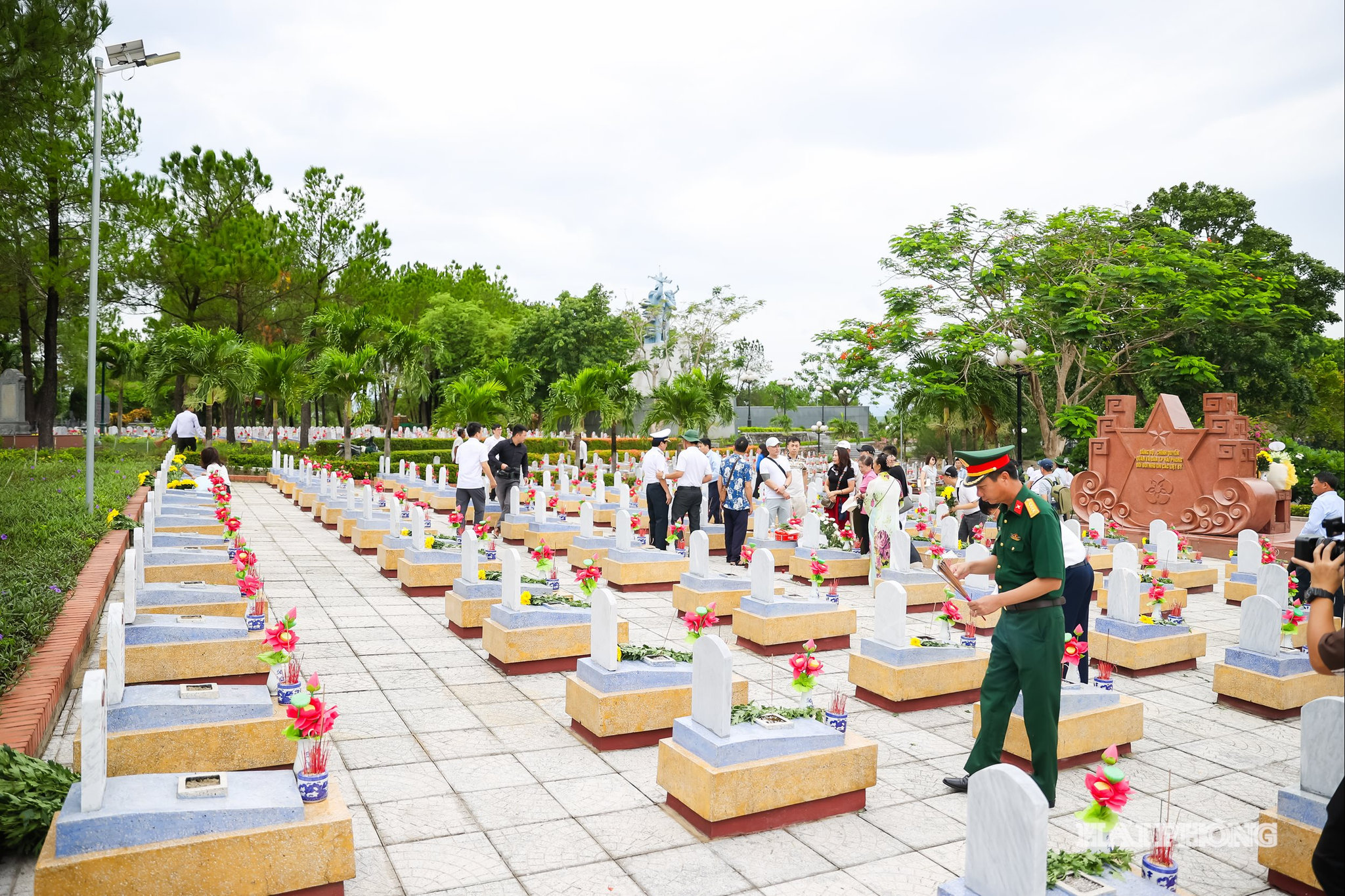 Các đại biểu trong đoàn thắp hương tại khu mộ các liệt sĩ Hải Phòng