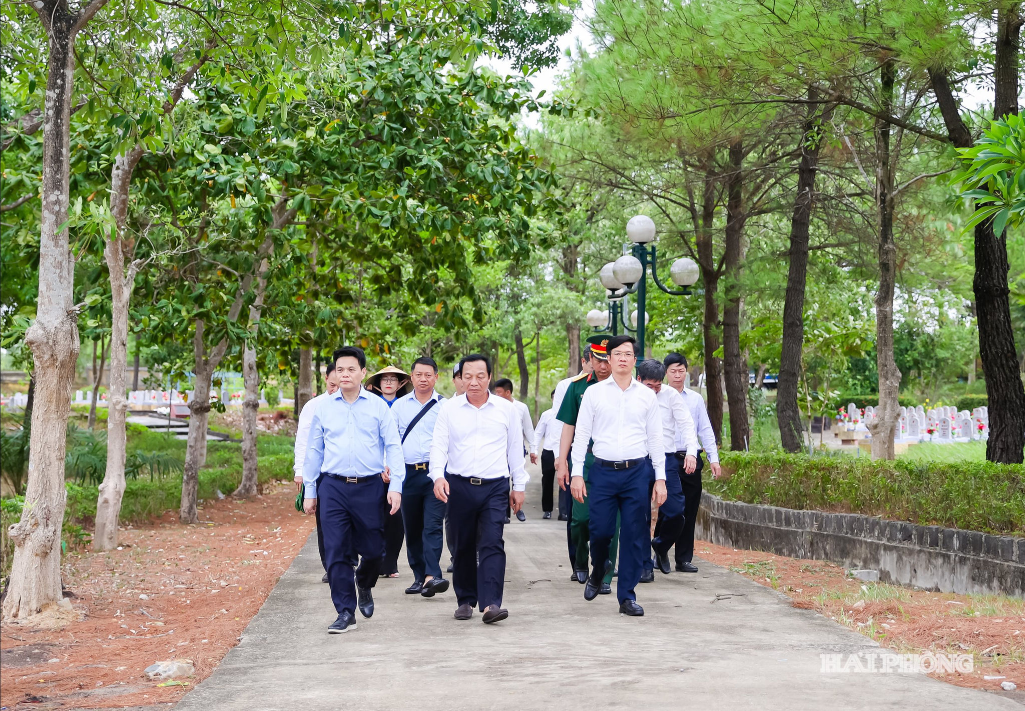 Đoàn đại biểu thành phố thăm, viếng Nghĩa trang liệt sĩ Quốc gia Đường 9