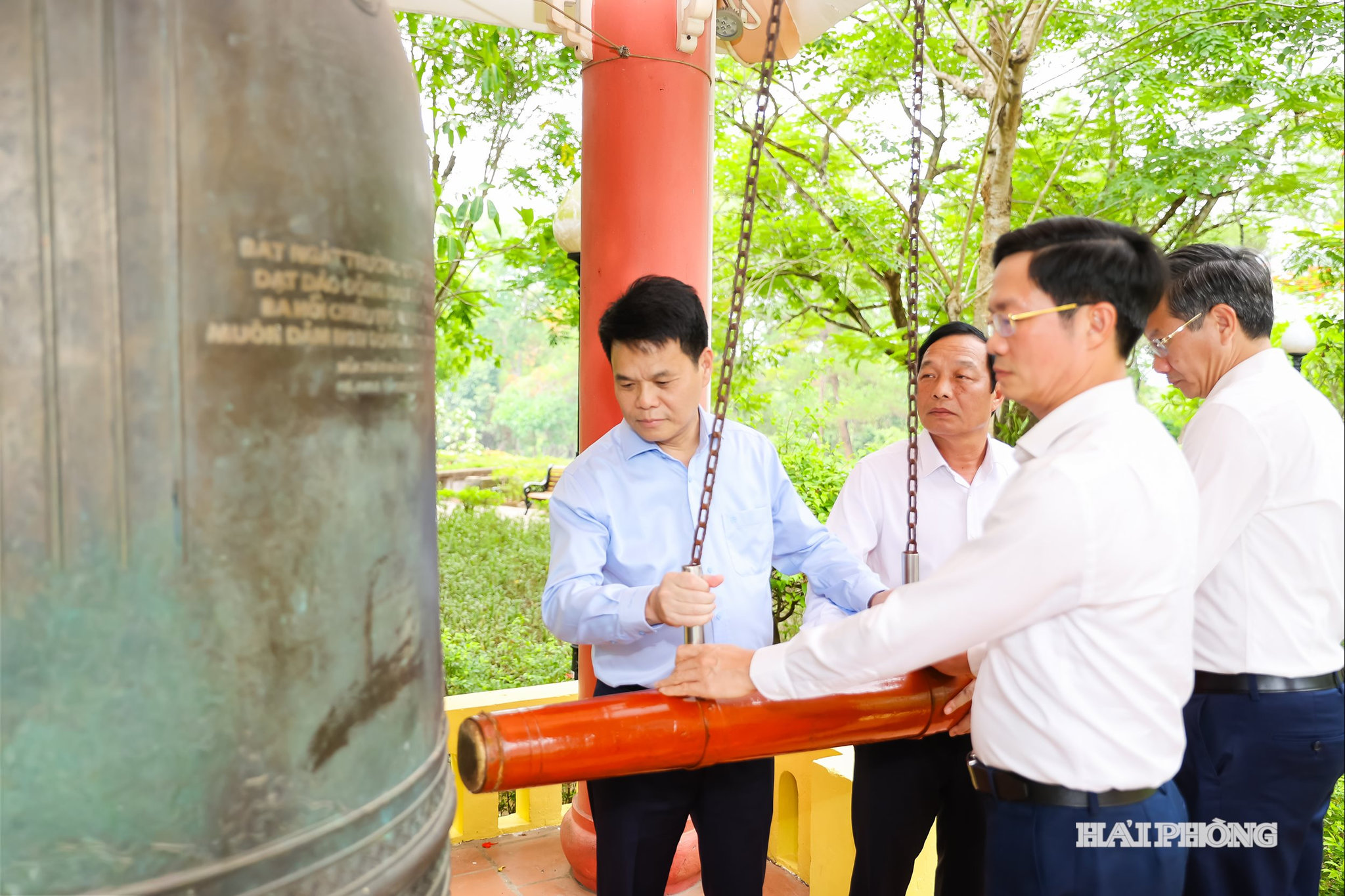 Các đồng chí lãnh đạo thỉnh chuông tại Nghĩa trang liệt sĩ Quốc gia Trường Sơn