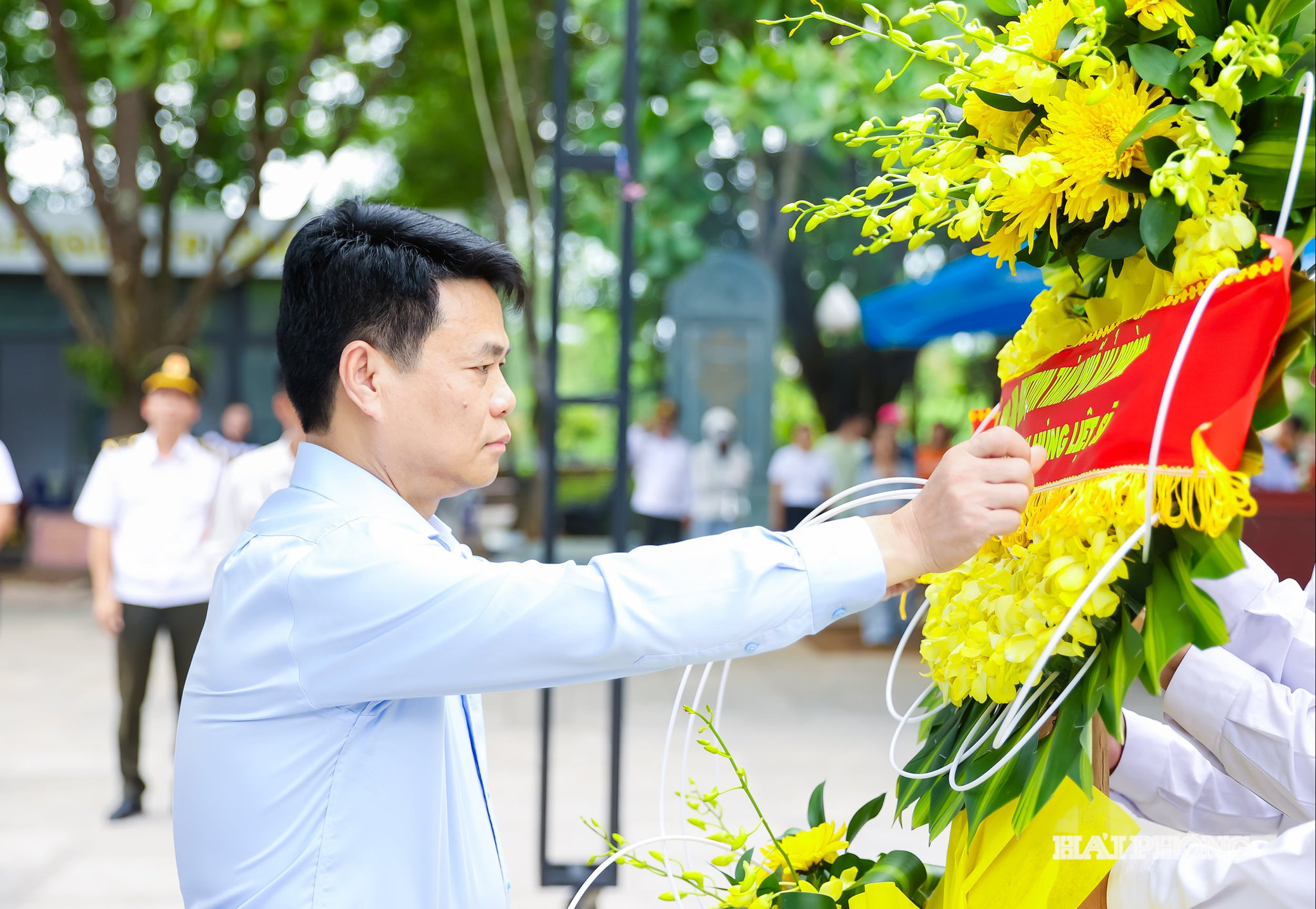 Đồng chí Lê Ngọc Châu, Uỷ viên Trung ương Đảng, Bí thư Thành uỷ, Trưởng Đoàn đại biểu Quốc hội Hải Phòng, Trưởng đoàn công tác dâng hoa tại Nghĩa trang liệt sĩ Quốc gia Trường Sơn.