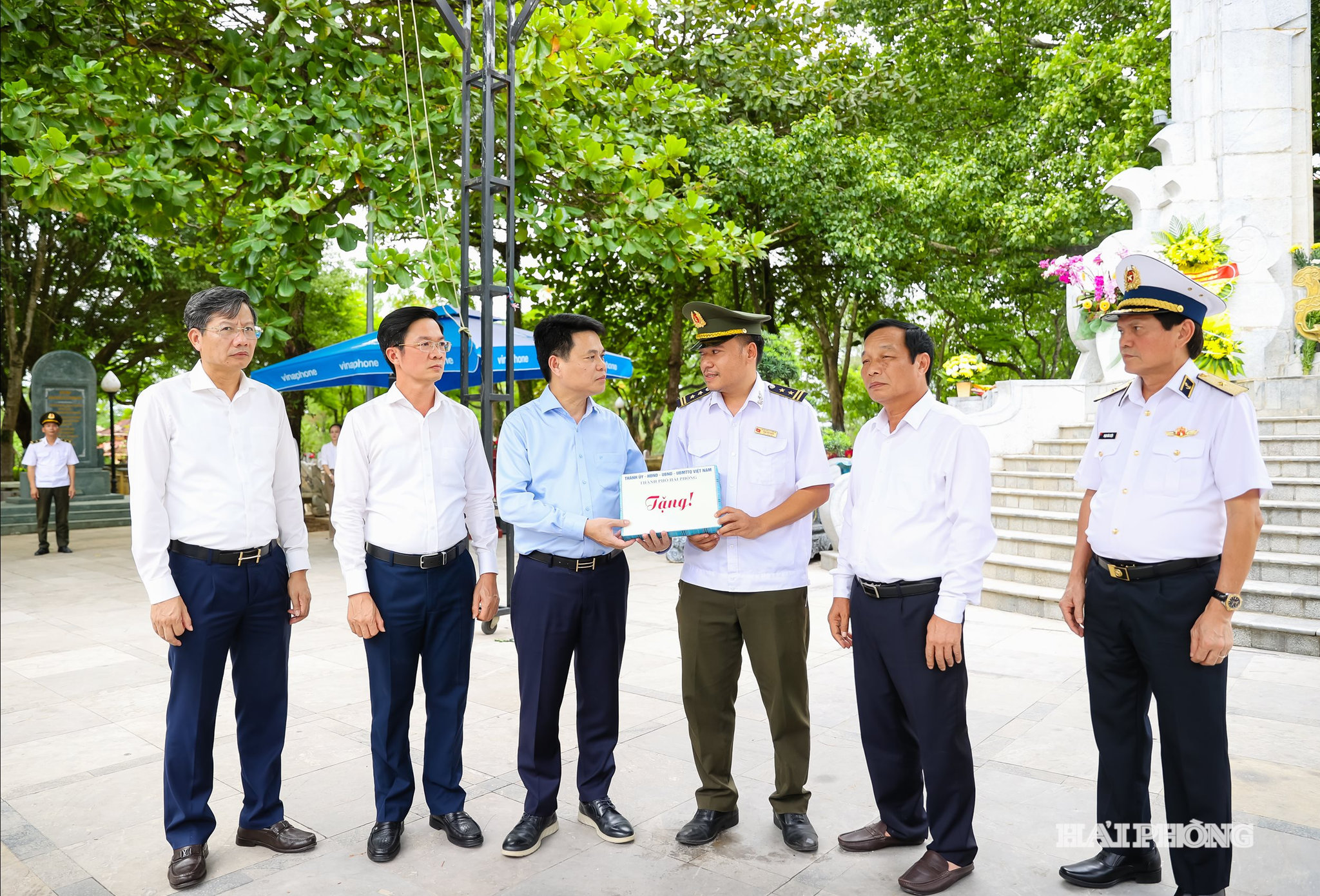Lãnh đạo thành phố tặng quà Ban Quản lý Nghĩa trang liệt sĩ Quốc gia Trường Sơn.