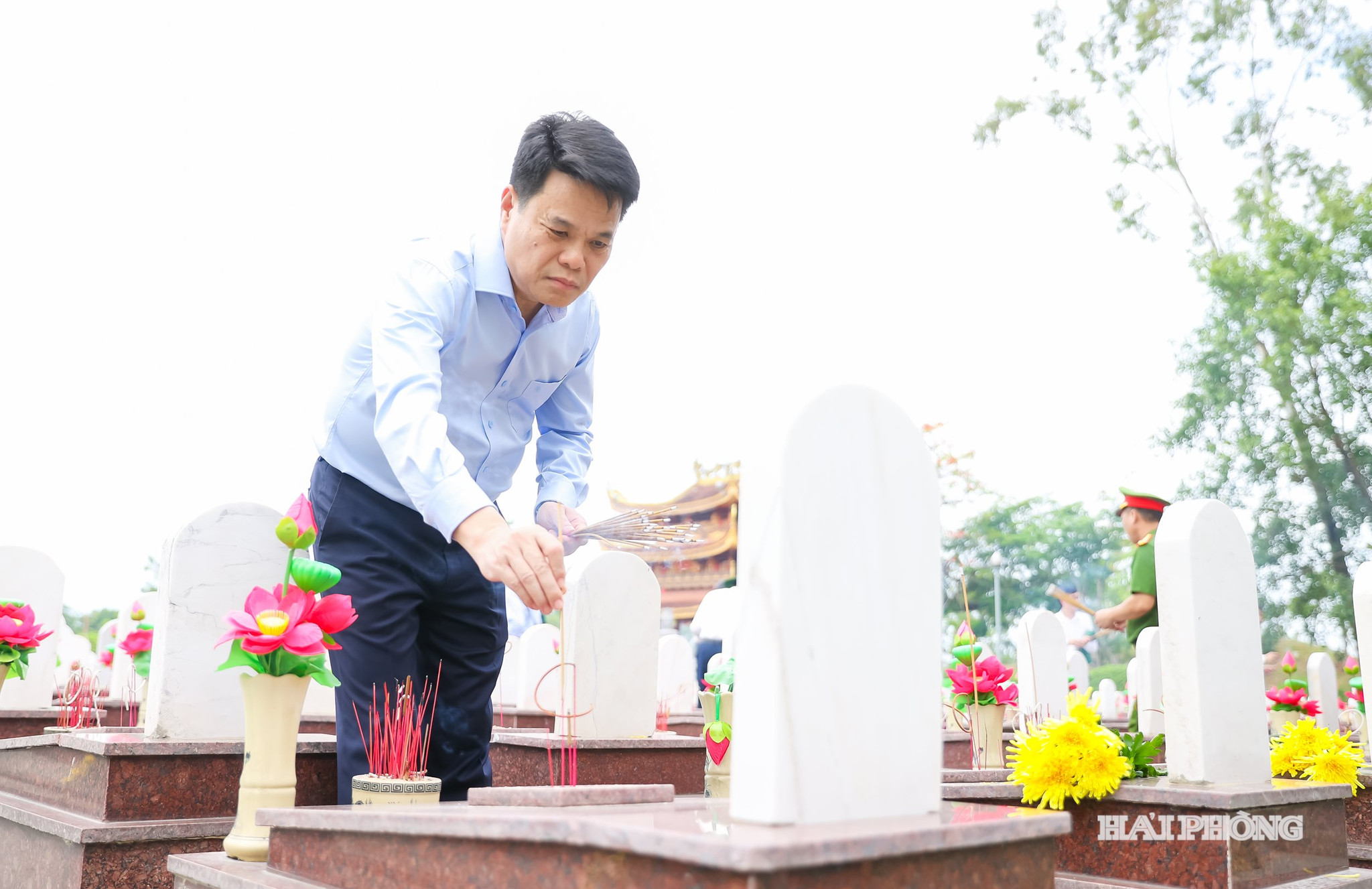 Đồng chí Lê Ngọc Châu, Uỷ viên Trung ương Đảng, Bí thư Thành uỷ, Trưởng Đoàn đại biểu Quốc hội thành phố thắp hương tưởng nhớ, tri ân các Anh hùng liệt sĩ tại khu mộ liệt sĩ Hải Phòng