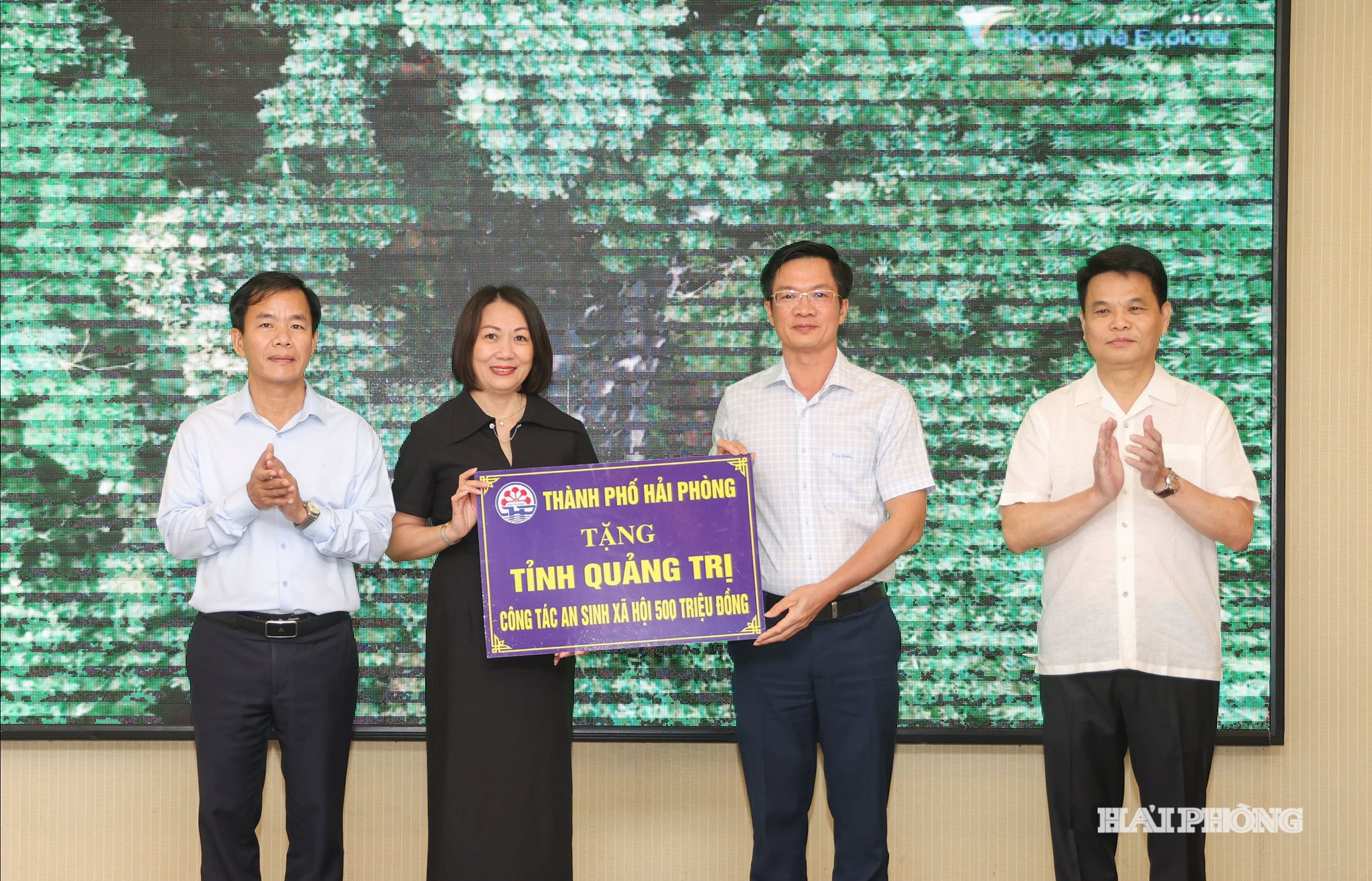 Lãnh đạo thành phố Hải Phòng trao 500 triệu đồng tặng tỉnh Quảng Trị