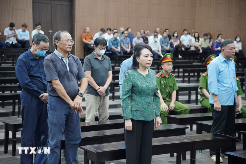 Bị cáo Nguyễn Thị Kim Tiến và các bị cáo khác tại phiên tuyên án. (Ảnh: Kim Anh/TTXVN)
