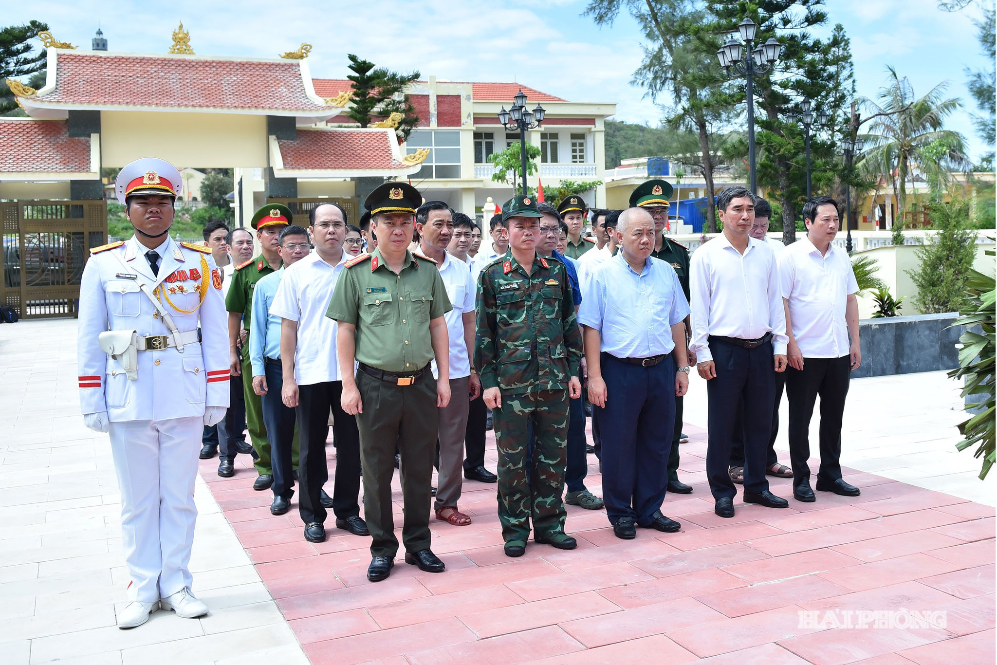 Đồng chí Đỗ Thành Trung, Phó Bí thư Thành ủy, Chủ tịch UBND thành phố cùng các đại biểu dâng hương tại Đài tưởng niệm các anh hùng liệt sĩ Đặc khu Bạch Long Vĩ.