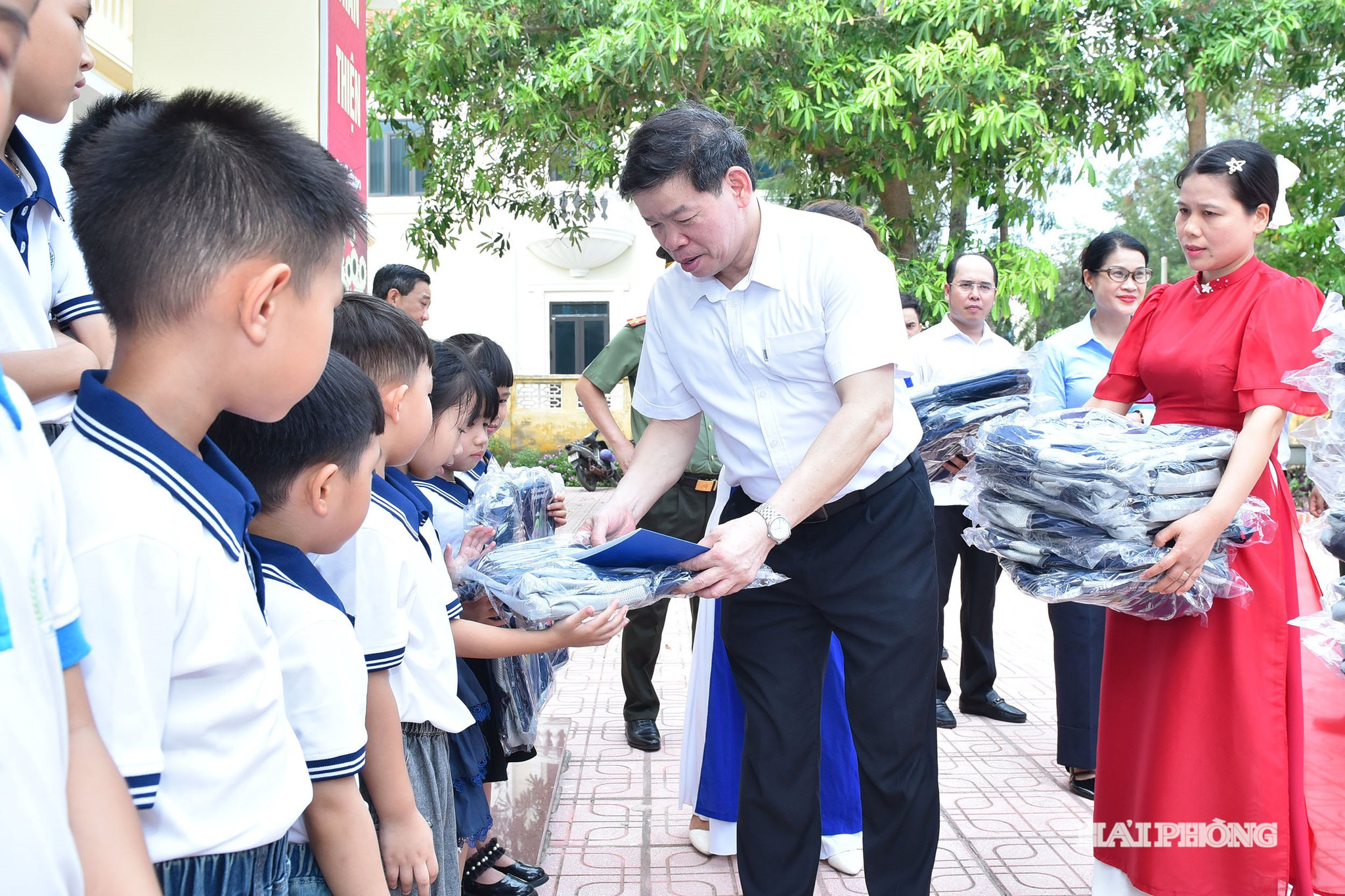 Lãnh đạo Sở Giáo dục và Đào tạo tặng quà các em học sinh tại Trường Tiểu học- Mẫu giáo Bạch Long Vĩ.