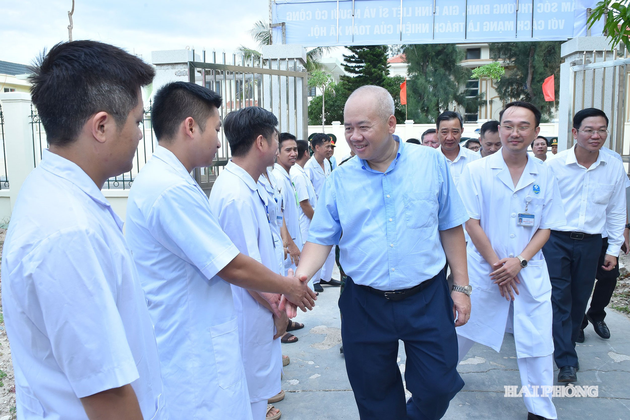 Đồng chí Đỗ Thành Trung, Phó Bí thư Thành ủy, Chủ tịch UBND thành phố thăm, động viên cán bộ y, bác sĩ Trung tâm Quân dân y Bạch Long Vĩ.