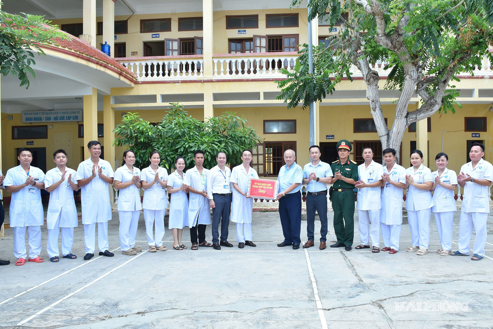 Đồng chí Đỗ Thành Trung, Phó Bí thư Thành ủy, Chủ tịch UBND thành phố thăm, động viên cán bộ y, bác sĩ Trung tâm Quân dân y Bạch Long Vĩ.