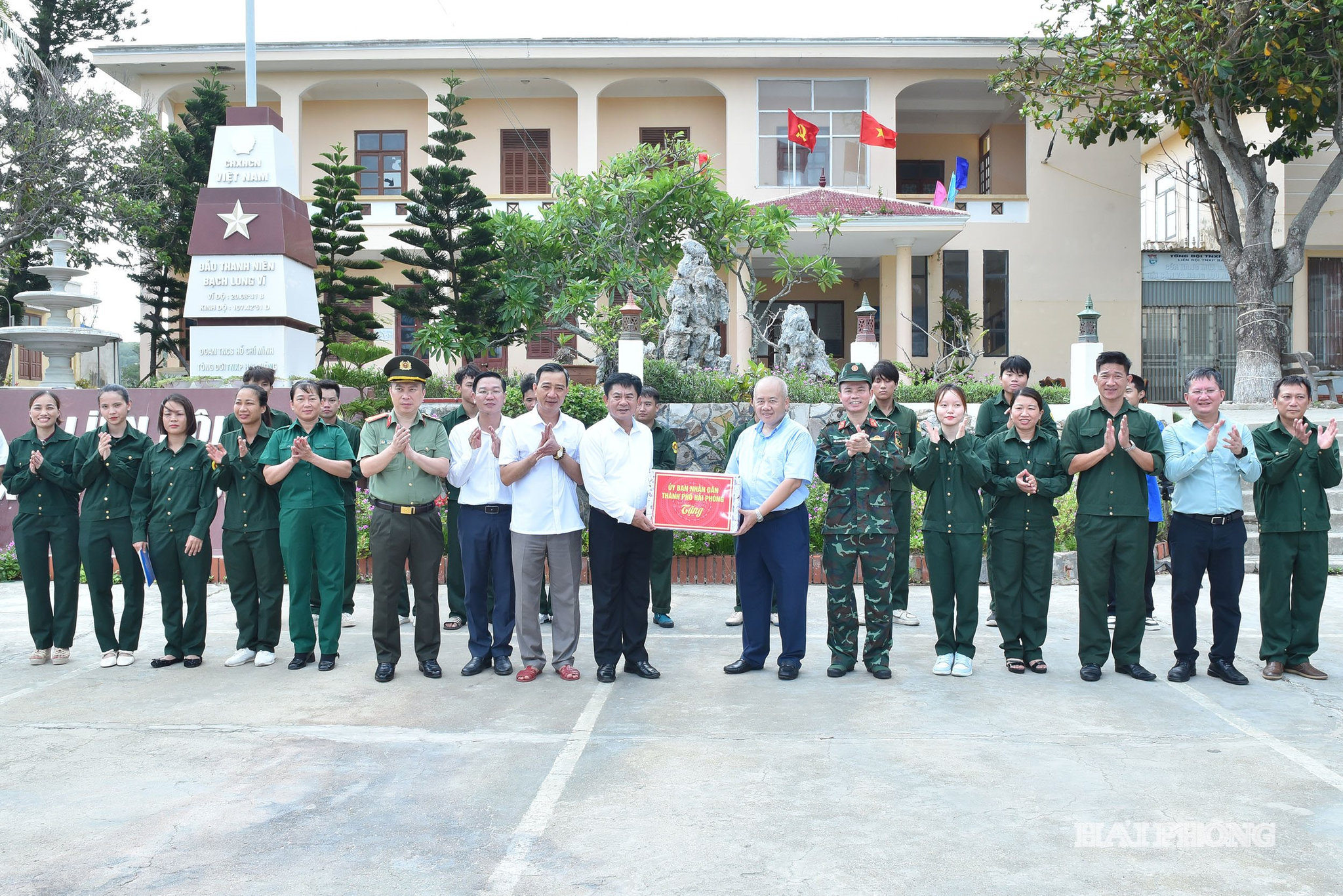 Đồng chí Đỗ Thành Trung, Phó Bí thư Thành ủy, Chủ tịch UBND thành phố thăm, động viên Tổng đội Thanh niên xung phong Bạch Long Vĩ.