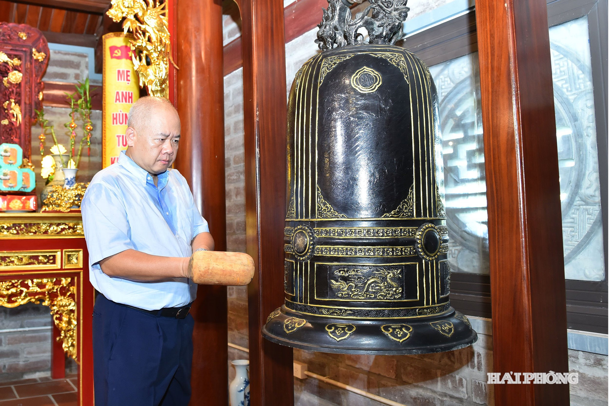 Đồng chí Đỗ Thành Trung, Phó Bí thư Thành ủy, Chủ tịch UBND thành phố thỉnh chuông tại Nhà tưởng niệm các anh hùng và liệt sĩ tại đảo Bạch Long Vĩ.