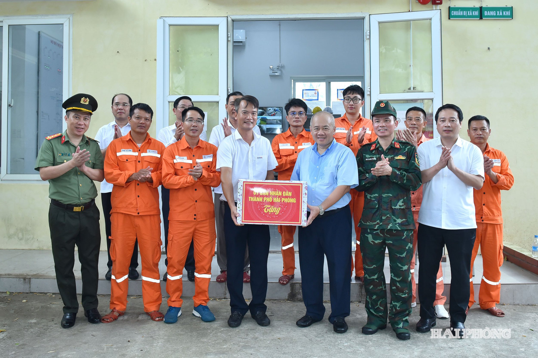 Đồng chí Đỗ Thành Trung, Phó Bí thư Thành ủy, Chủ tịch UBND thành phố cùng đoàn công tác tặng quà cán bộ, nhân viên Điện lực Đặc khu Bạch Long Vĩ.