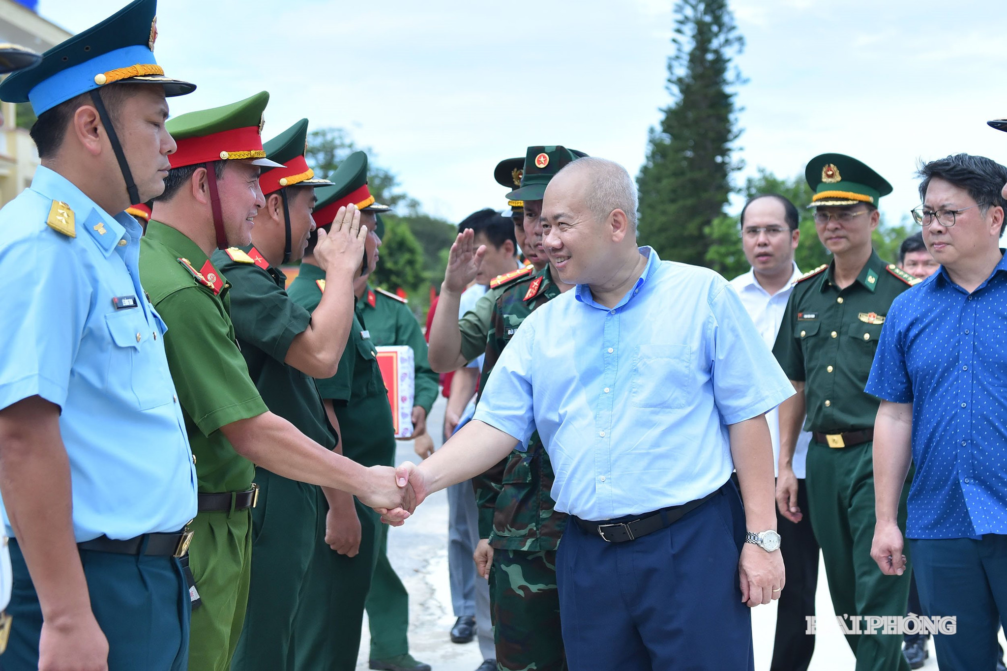 Đồng chí Đỗ Thành Trung, Phó Bí thư Thành ủy, Chủ tịch UBND thành phố thăm, động viên các đơn vị quân đội, công an đóng quân tại Đặc khu Bạch Long Vĩ.