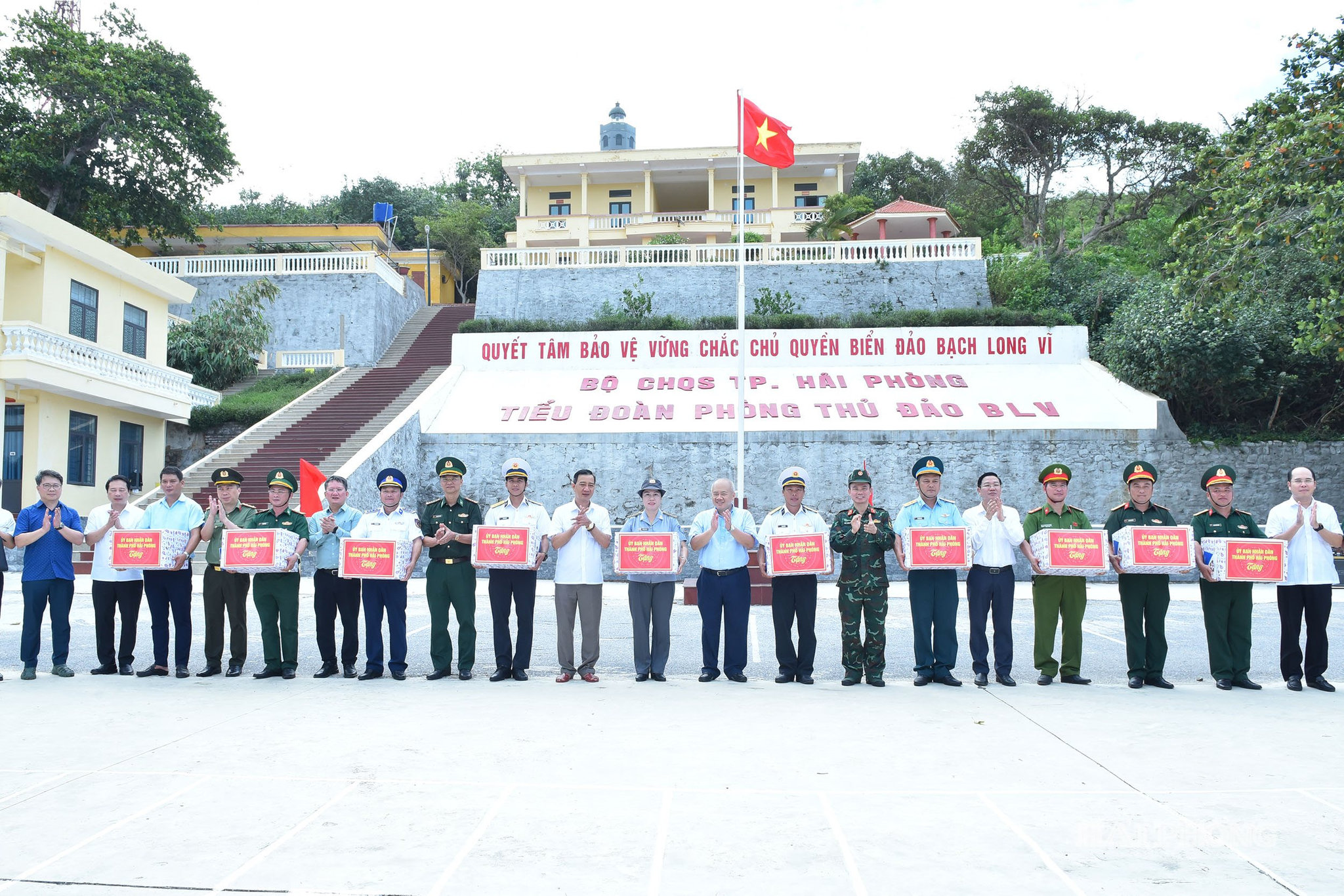 Đồng chí Đỗ Thành Trung, Phó Bí thư Thành ủy, Chủ tịch UBND thành phố thăm, tặng quà các đơn vị quân đội, công an đóng quân tại Đặc khu Bạch Long Vĩ.