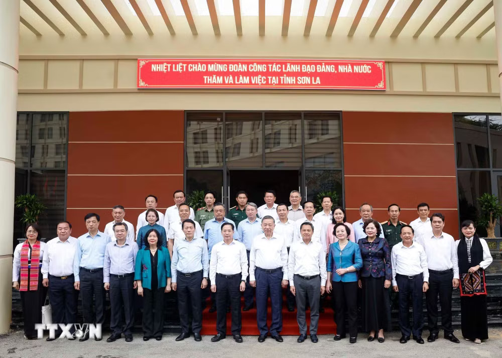 Tổng Bí thư, Chủ tịch nước Tô Lâm và các đại biểu. (Ảnh: Thống Nhất/TTXVN) ttxvn-tong-bi-thu-chu-tich-nuoc-lam-viec-voi-ban-thuong-vu-tinh-uy-son-la-1607-9.jpg
